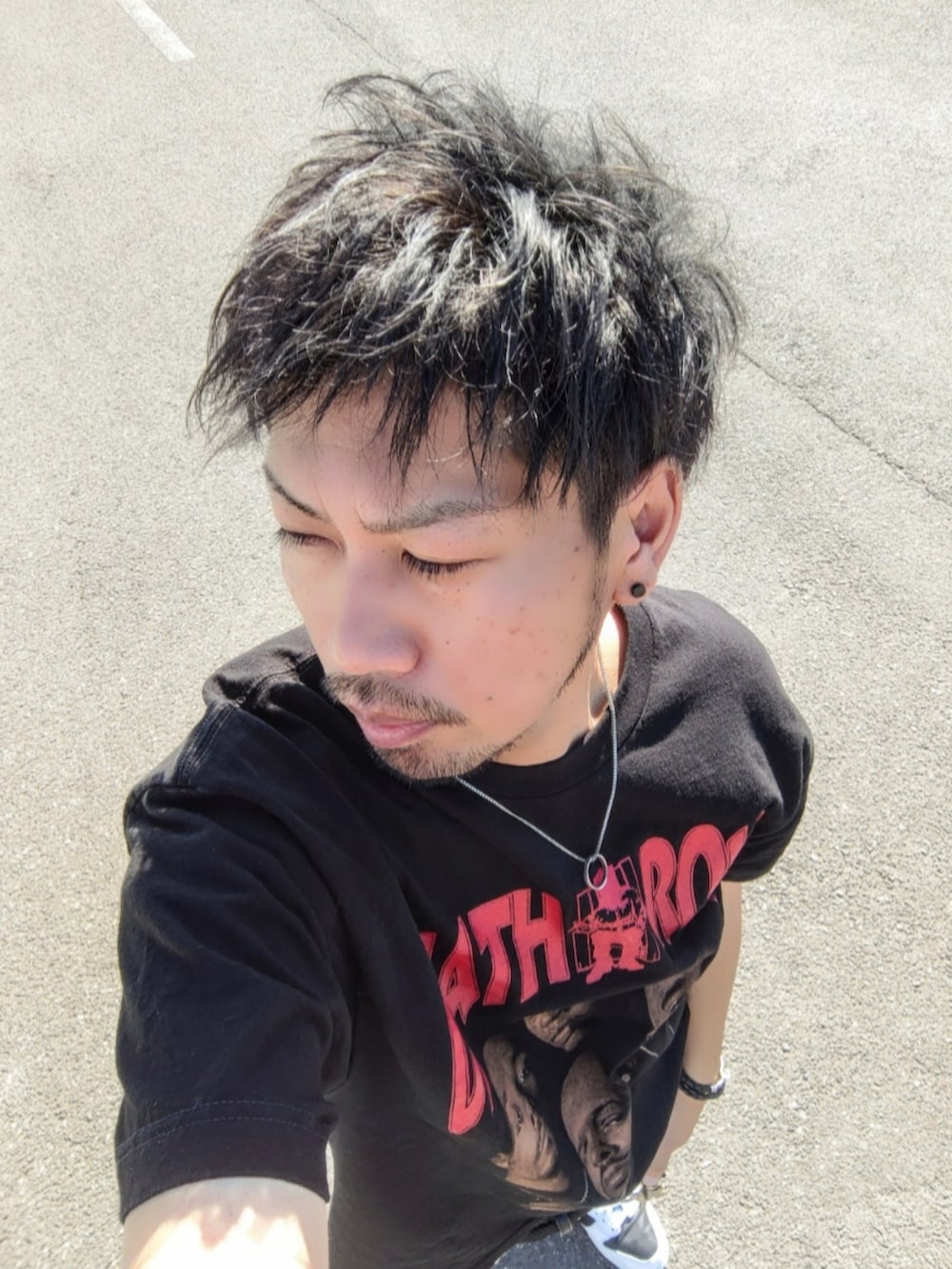 ブラック系のTシャツ/カットソー、ブルー系のデニムパンツ、ホワイト系のスニーカーを着用したメンズの秋コーディネートの3枚目の写真