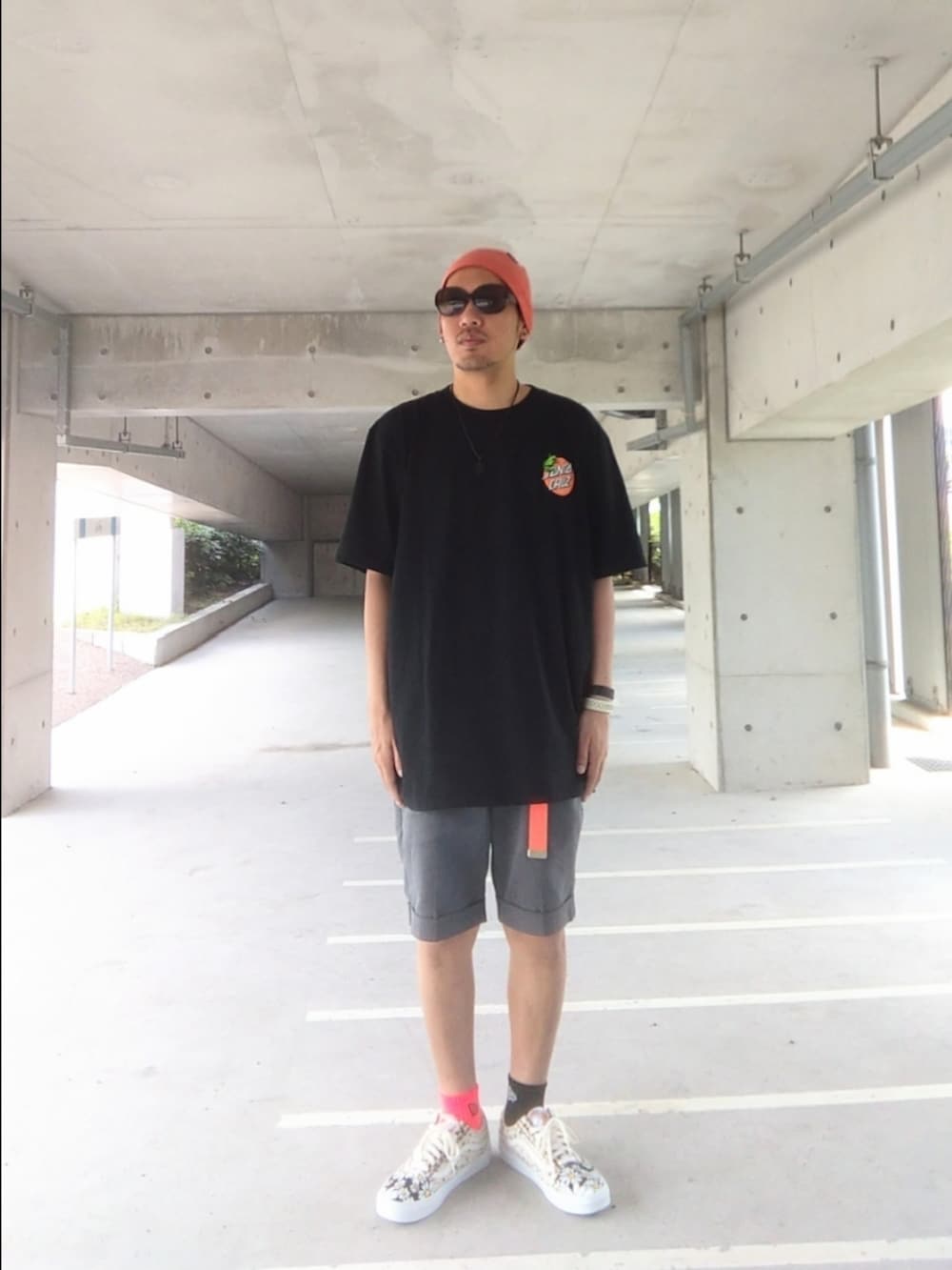 ブラック系のTシャツ/カットソー、グレー系のその他パンツ、その他のスニーカーを着用したメンズの夏コーディネートの2枚目の写真