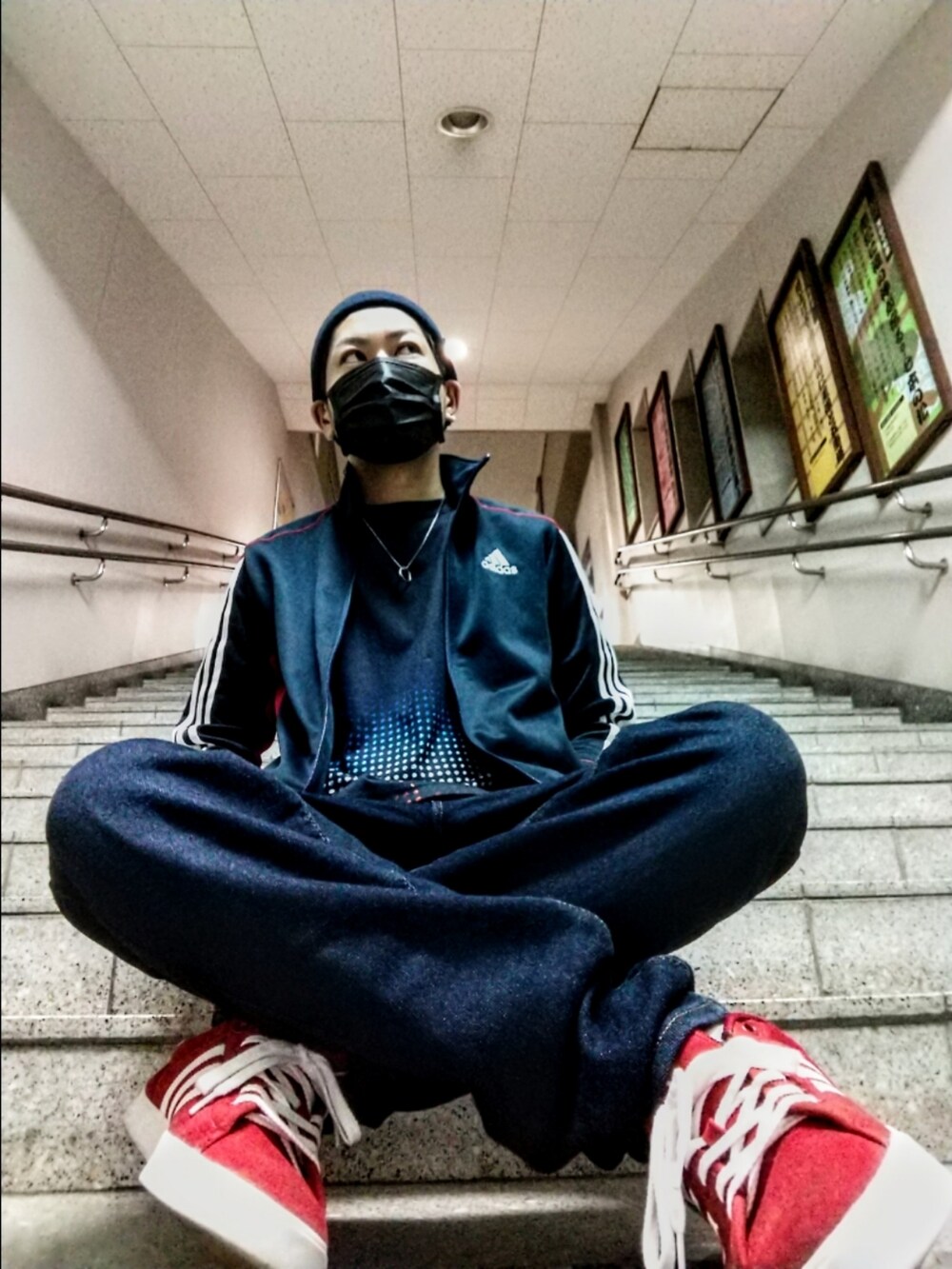 ブルー系のジャージ、ブルー系のTシャツ/カットソー、ブルー系のデニムパンツを着用したメンズの秋コーディネートの3枚目の写真