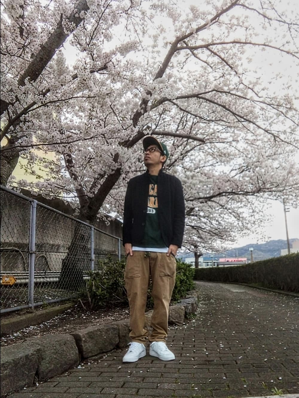 「スニーカー、NEW ERA、アスレチックス、ウィゴー(WEGO)、緑、EDWIN、メガネ男子、ジャケット、春コーデ、エアフォースワン、桜、ストリート、お出かけコーデ、レイヤードスタイル」｜「NEW ERAのニューエラ キャップMLB 59FIFTY ONSPOTZ別注（キャップ、グリーン系）」を使った、hasshi(ハッシー)さん（メンズ・172cm）の春コーディネートの3枚目の写真