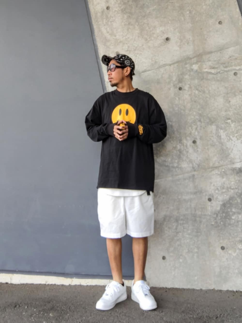 ブラック系のTシャツ/カットソー、ホワイト系のその他パンツ、ホワイト系のスニーカーを着用したメンズの春コーディネートの2枚目の写真