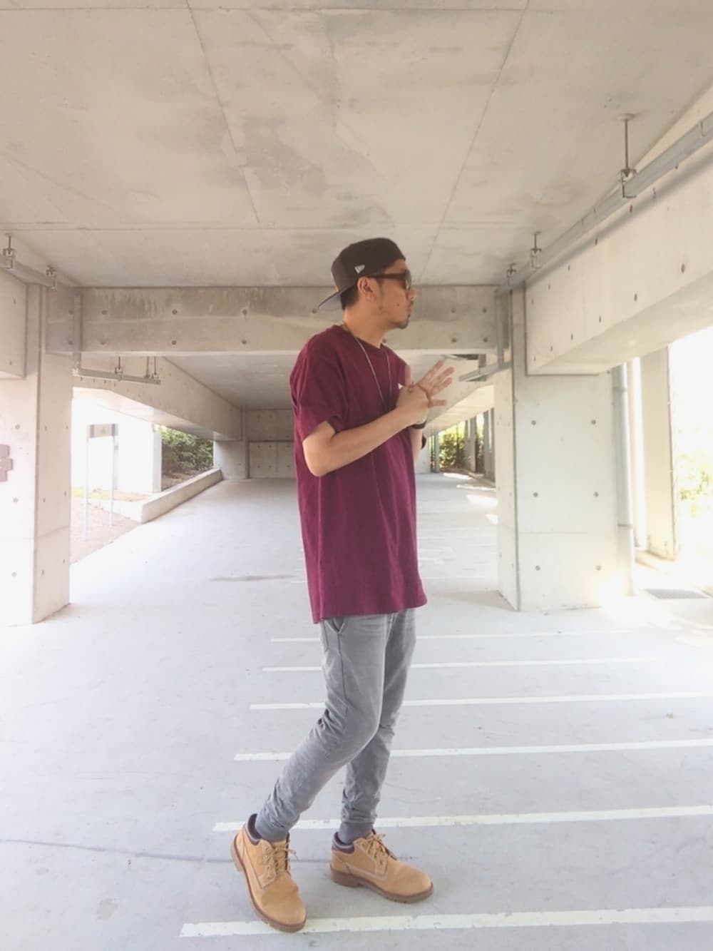 レッド系のTシャツ/カットソー、イエロー系のブーツ、グレー系のその他パンツを着用したメンズの秋コーディネートの3枚目の写真