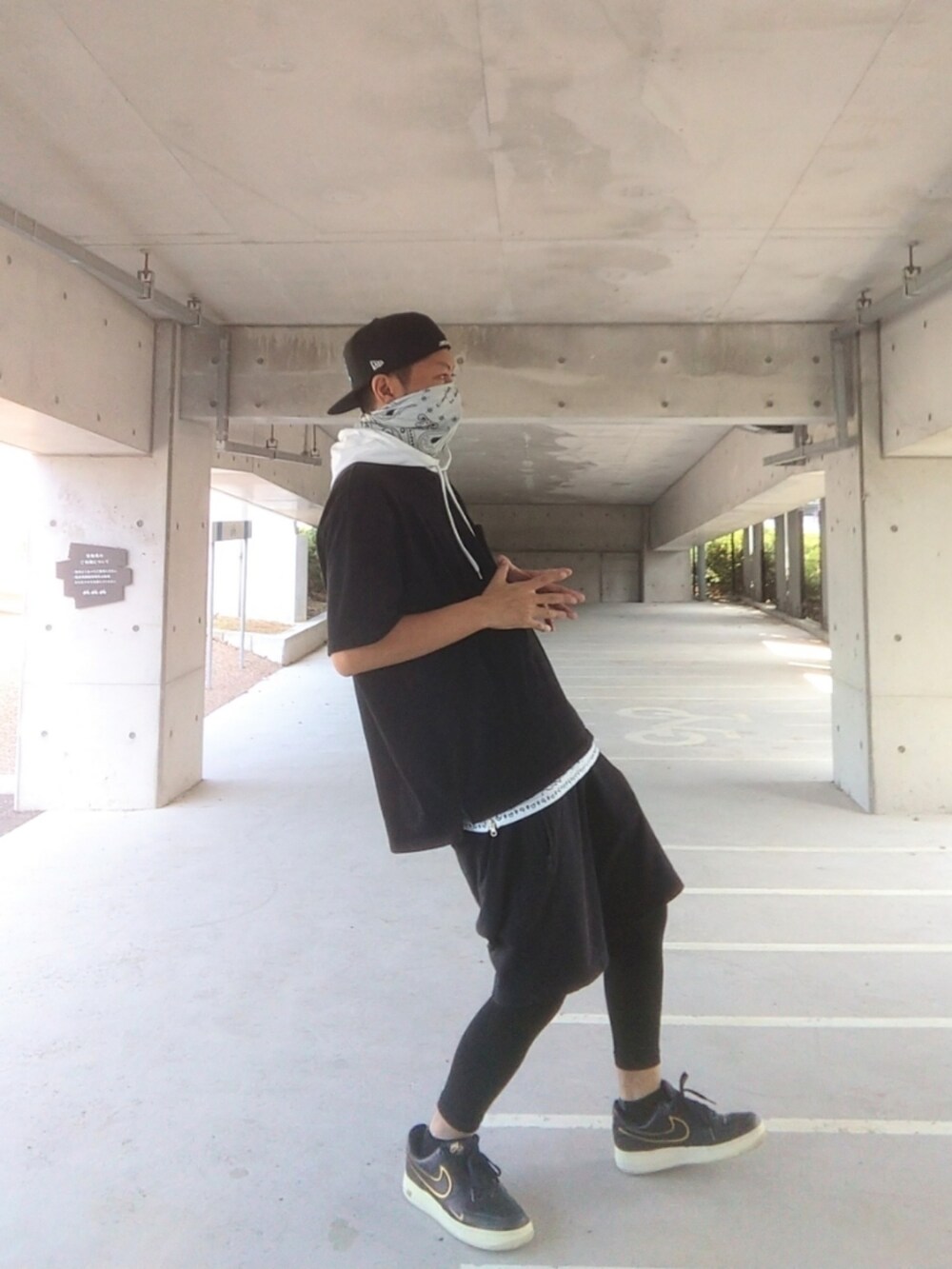 ブラック系のその他パンツ、ホワイト系のトップス、ブラック系のTシャツ/カットソーを着用したメンズの秋コーディネートの2枚目の写真