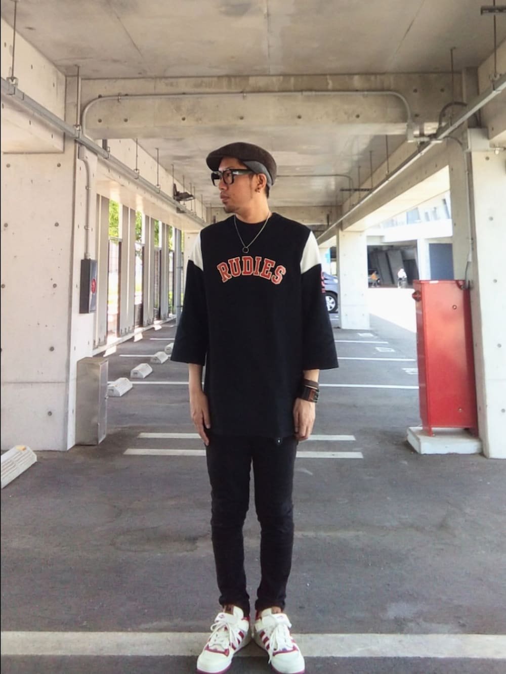 「swagger、RUDIES、ハンチング、モトクロスシャツ、adidas、ホームアローン、Diesel、リドム、黒スキニー、大人カジュアル」｜「adidasのadidas FORUM HOME ALONE GZ4378（スニーカー、ホワイト系）」を使った、hasshi(ハッシー)さん（メンズ・172cm）の春コーディネートの3枚目の写真