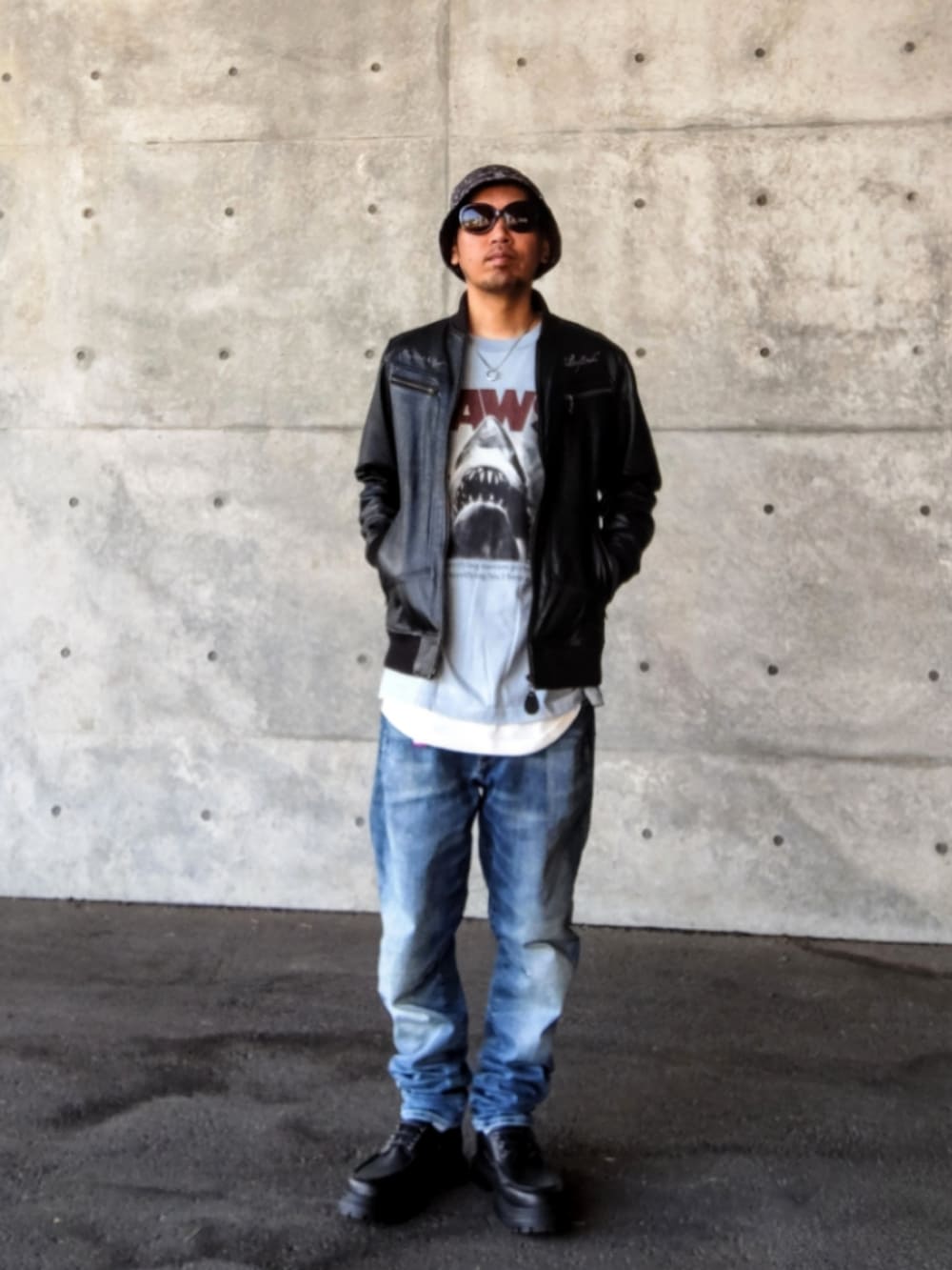 ブラック系のジャケット/アウター、ブルー系のTシャツ/カットソー、ホワイト系のタンクトップを着用したメンズの秋コーディネートの2枚目の写真