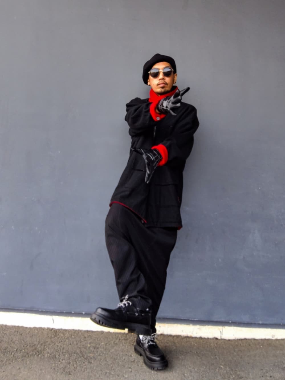 ブルー系のデニムパンツ、ホワイト系のスニーカー、ブラック系のその他パンツを着用したメンズの冬コーディネートの4枚目の写真