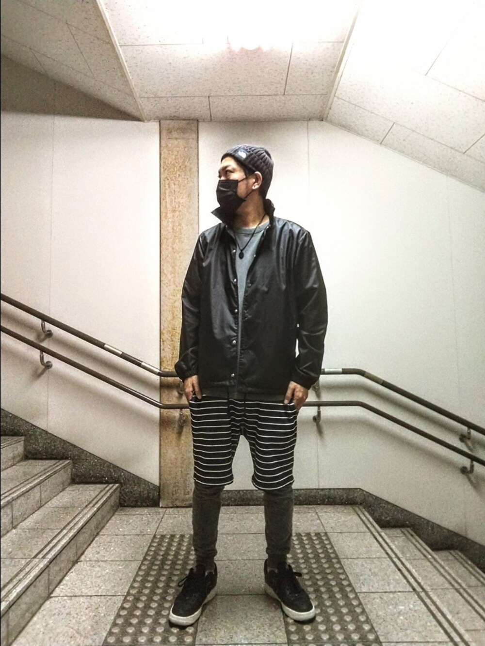 グレー系のTシャツ/カットソー、ブルー系のナイロンジャケット、その他のその他パンツを着用したメンズの秋コーディネートの2枚目の写真