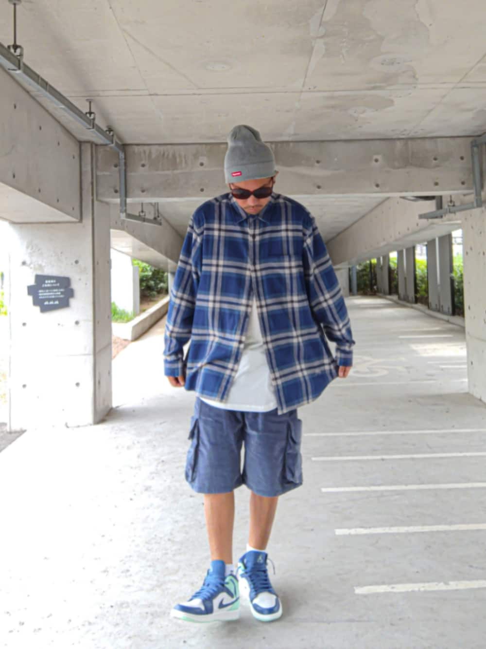 ブルー系のシャツ/ブラウス、ホワイト系のタンクトップ、ブルー系のその他パンツを着用したメンズの秋コーディネートの2枚目の写真