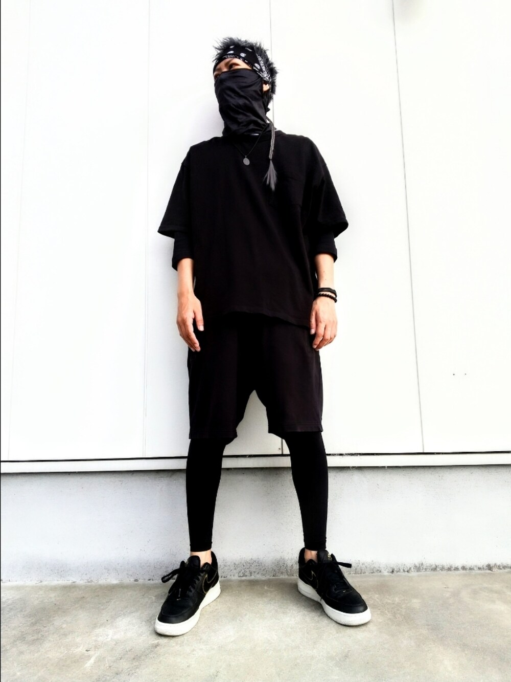 「忍者祭、黒コーデ、額当て、バンダナ、スパッツ、ナイキスニーカー、エアフォース1、辮髪、NARUTO、カカシ、チャクラ刀、イチャイチャパラダイス、全身黒コーデ、忍びスタイル、ストリート忍者」｜「額当てのアイテム（その他ヘアアクセサリー、ブラック系）」を使った、hasshi(ハッシー)さん（メンズ・172cm）の夏コーディネートの3枚目の写真