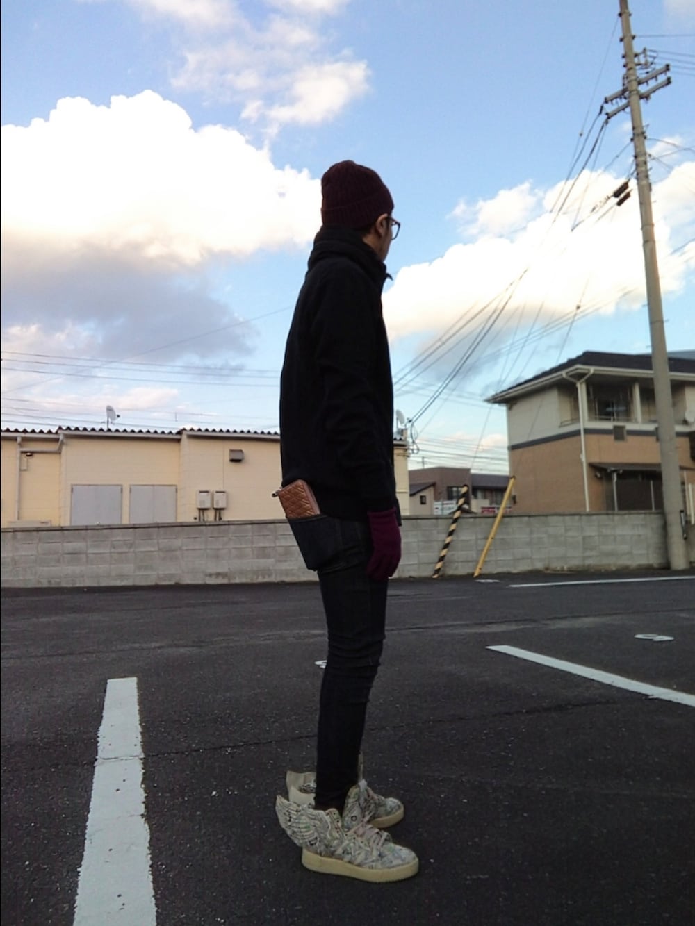 その他のスニーカー、ブルー系のデニムパンツ、ブラック系のジャケット/アウターを着用したメンズの冬コーディネートの2枚目の写真