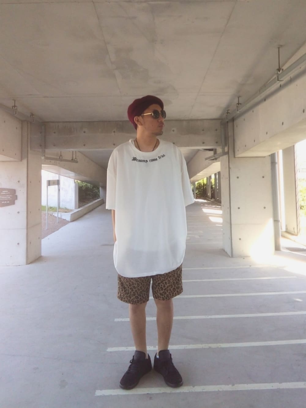 ホワイト系のTシャツ/カットソー、その他のその他パンツ、ブラック系のスニーカーを着用したメンズの秋コーディネートの2枚目の写真