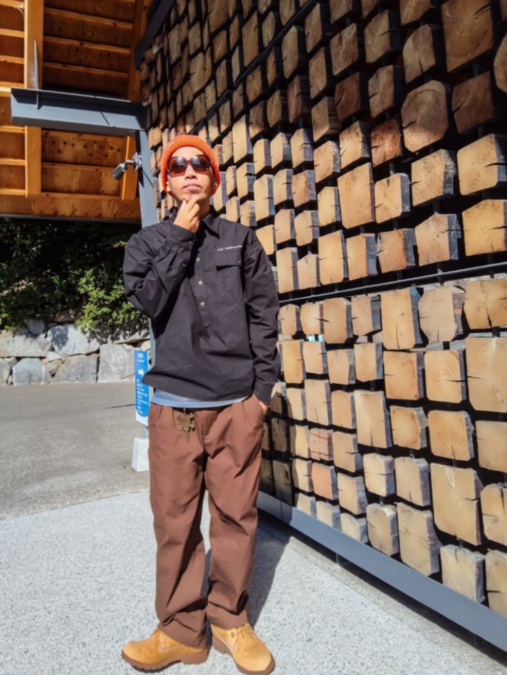 ブラック系のシャツ/ブラウス、ブラウン系のその他パンツ、イエロー系のブーツを着用したメンズの秋コーディネートの2枚目の写真