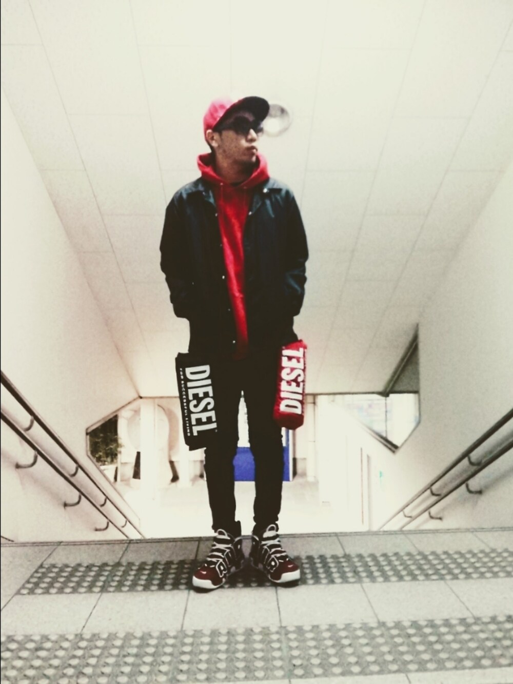 「赤、黒、赤×黒×白、Champion、パーカー、コーチジャケット、リドム、モアテン、エアモアアップテンポ、NIKE、バーニア、ストリート、Diesel、ハンドウォーマー、サングラス」|「no brandのアイテム(キャップ、レッド系)」を使った、hasshi(ハッシー)さん(メンズ・172cm)の春コーディネートの2枚目の写真