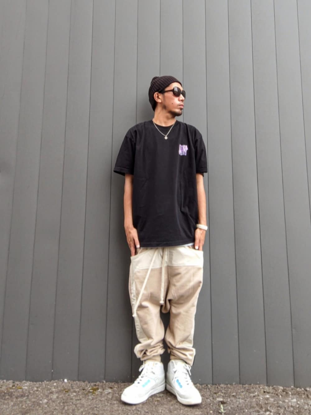 ブラック系のTシャツ/カットソー、ベージュ系のその他パンツ、グレー系のスニーカーを着用したメンズの秋コーディネートの2枚目の写真