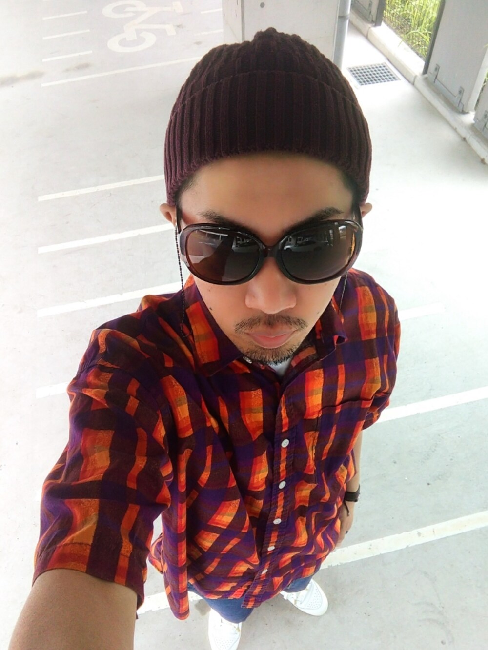 オレンジ系のシャツ/ブラウス、ブルー系のその他パンツ、ホワイト系のスニーカーを着用したメンズの夏コーディネートの3枚目の写真