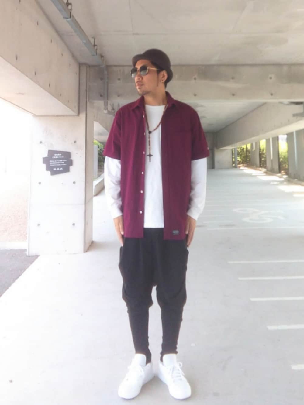 レッド系のシャツ/ブラウス、ホワイト系のTシャツ/カットソー、ブラック系のその他パンツを着用したメンズの春コーディネートの2枚目の写真