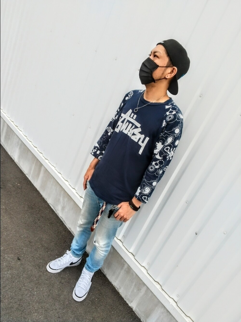 ブルー系のその他トップス、ブルー系のデニムパンツ、ホワイト系のスニーカーを着用したメンズの夏コーディネートの2枚目の写真