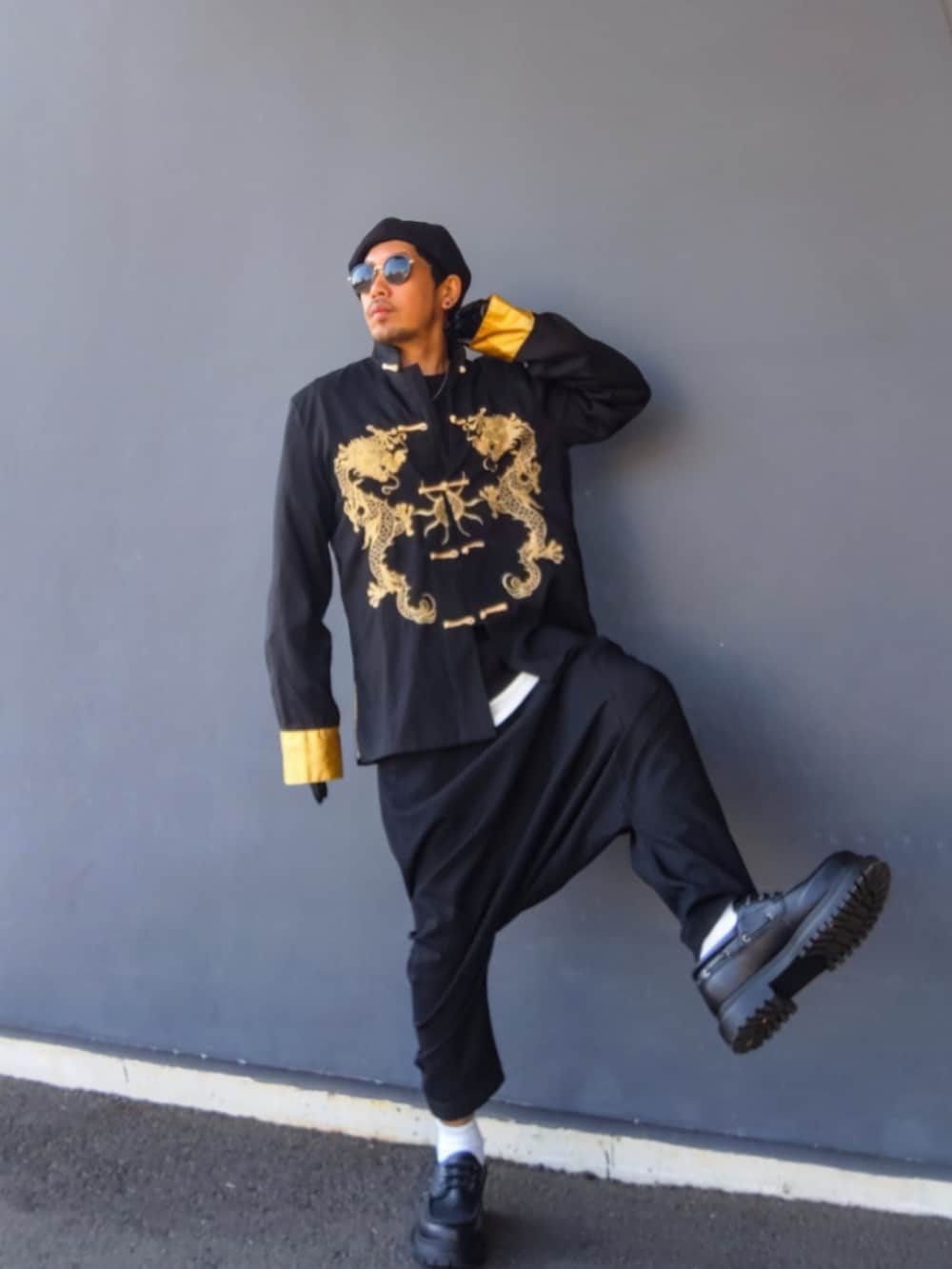 ブラック系のその他アウター、ブラック系のその他パンツ、ブラック系のモカシン/デッキシューズを着用したメンズの冬コーディネートの3枚目の写真