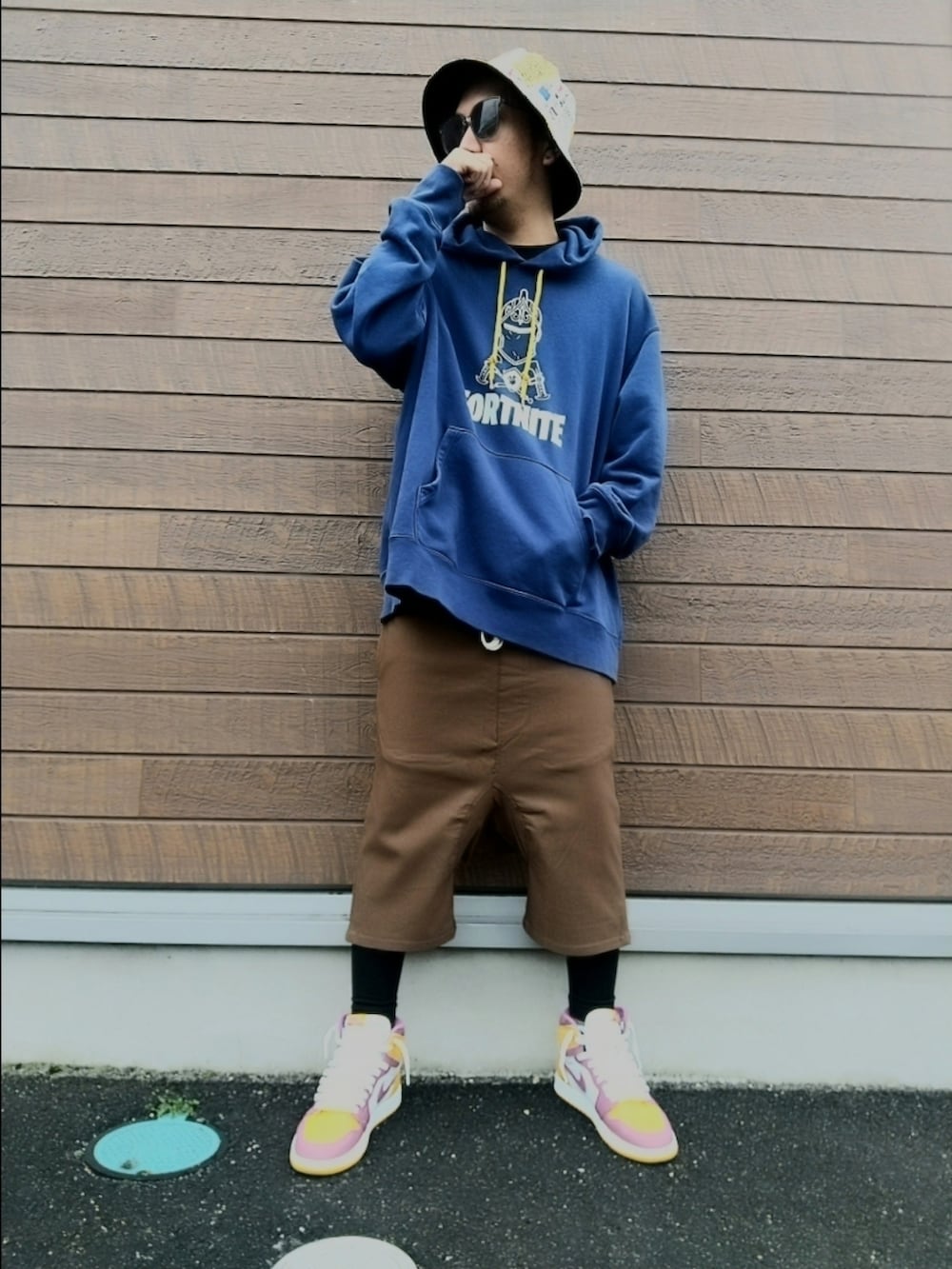 ブルー系のパーカー、ブラウン系のその他パンツ、イエロー系のスニーカーを着用したメンズの冬コーディネートの2枚目の写真