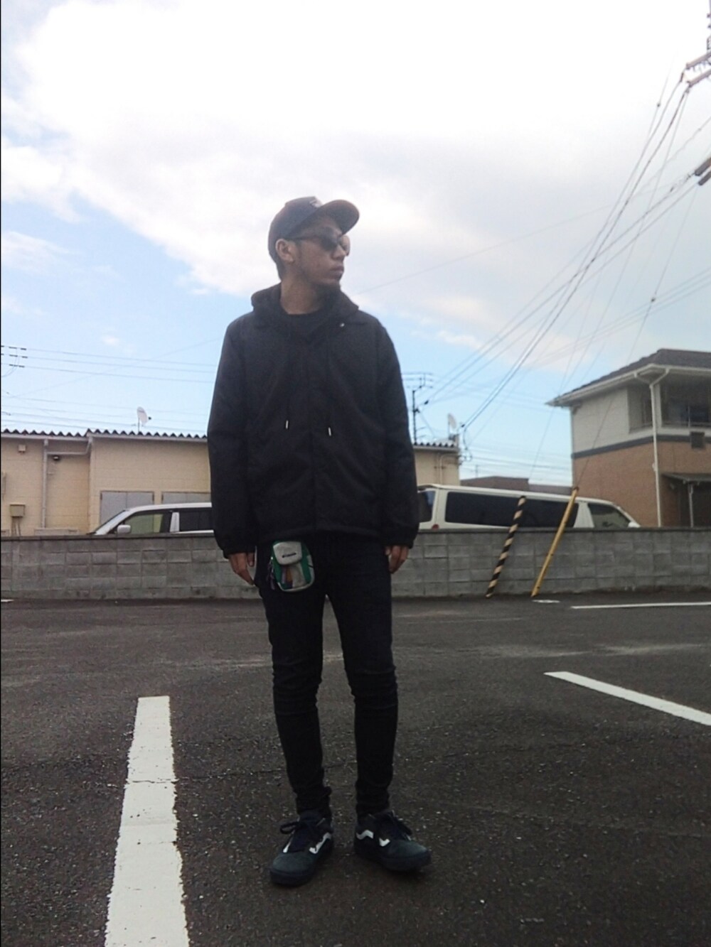 ブルー系のスニーカー、ブルー系のナイロンジャケット、ブルー系のデニムパンツを着用したメンズの冬コーディネートの2枚目の写真