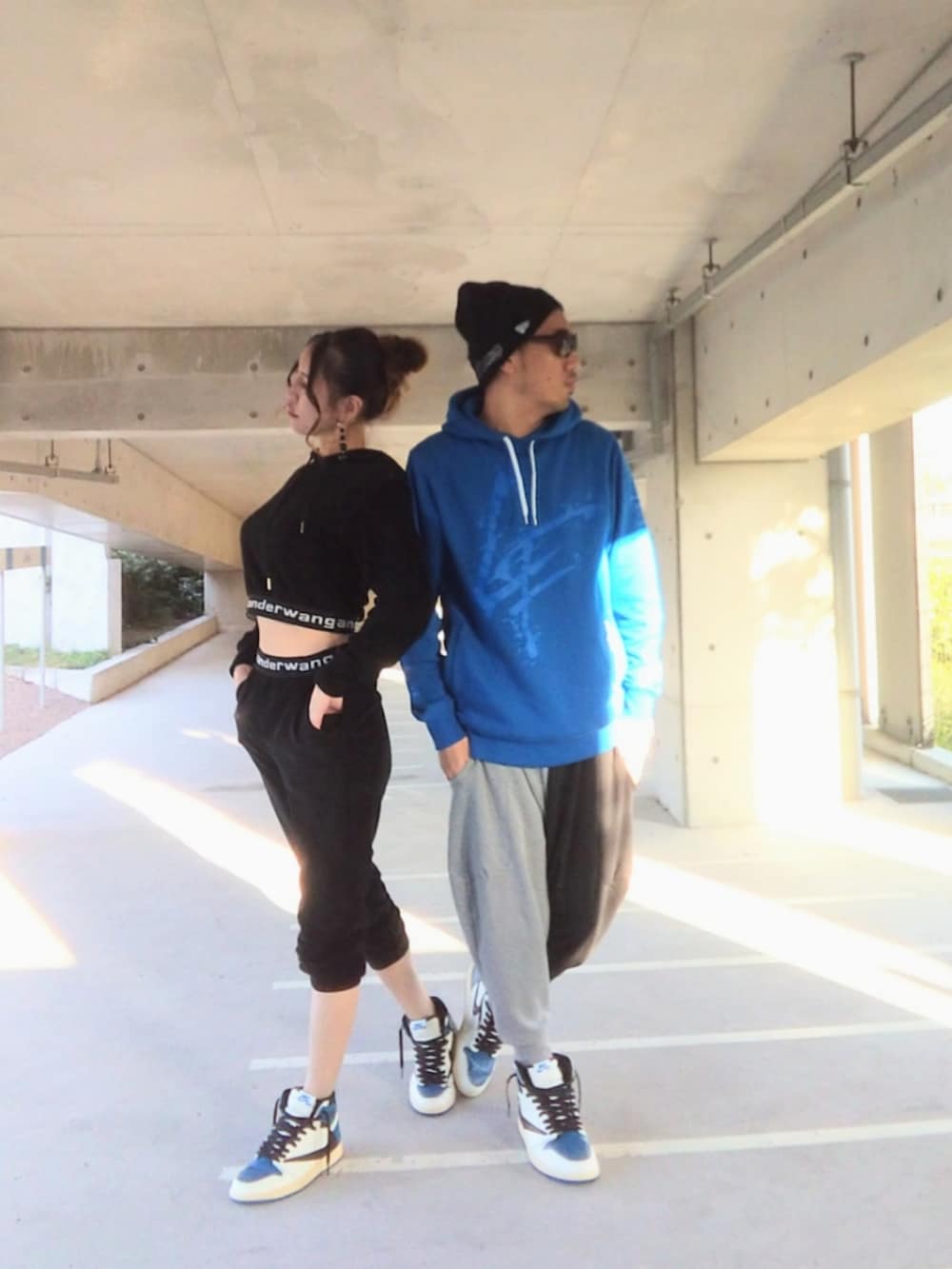 ブルー系のパーカー、その他のスウェットパンツ、ホワイト系のスニーカーを着用したメンズの秋コーディネートの2枚目の写真