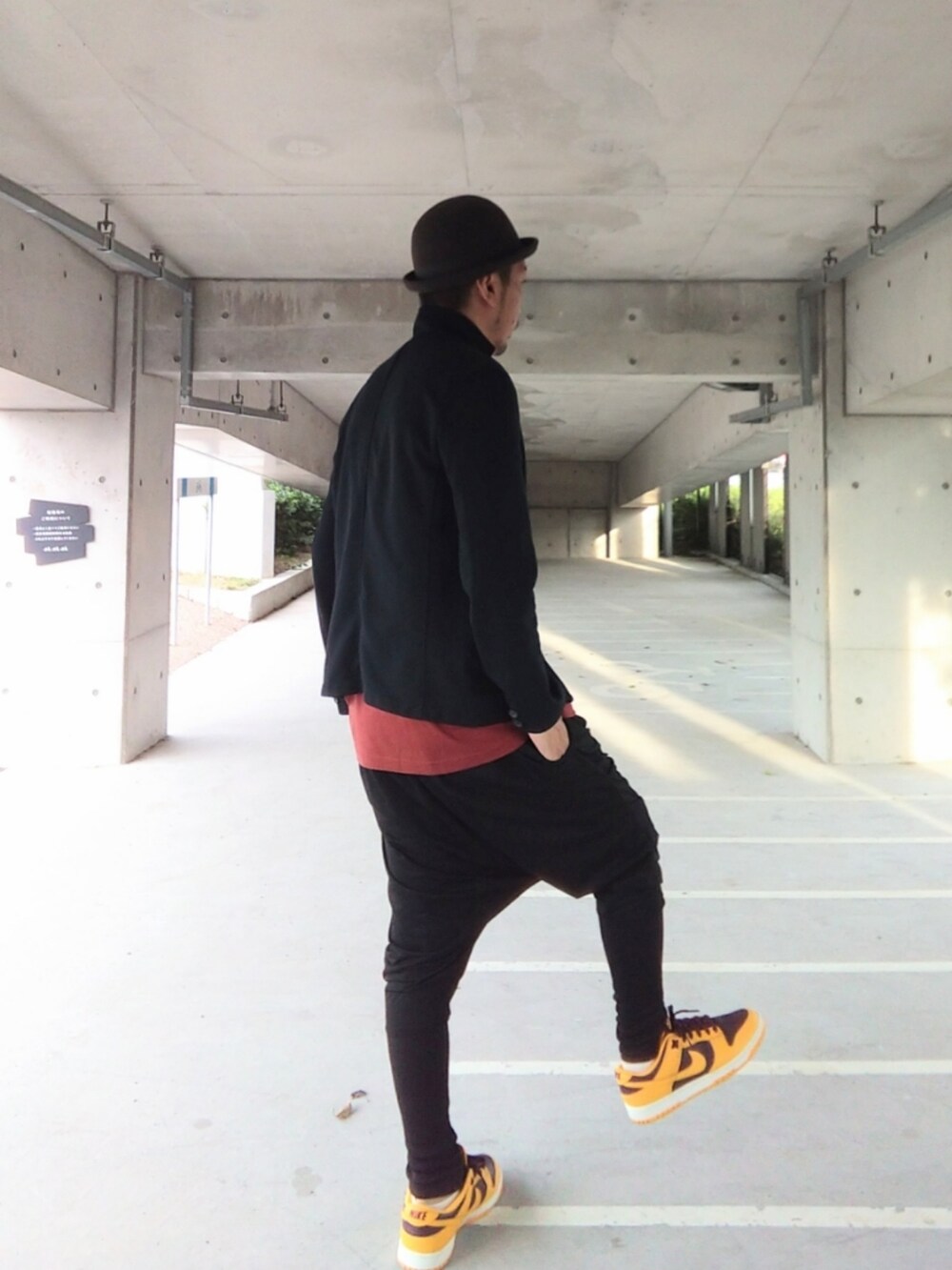 ブラック系のジャケット/アウター、ブラウン系のTシャツ/カットソー、ブラック系のその他パンツを着用したメンズの秋コーディネートの3枚目の写真