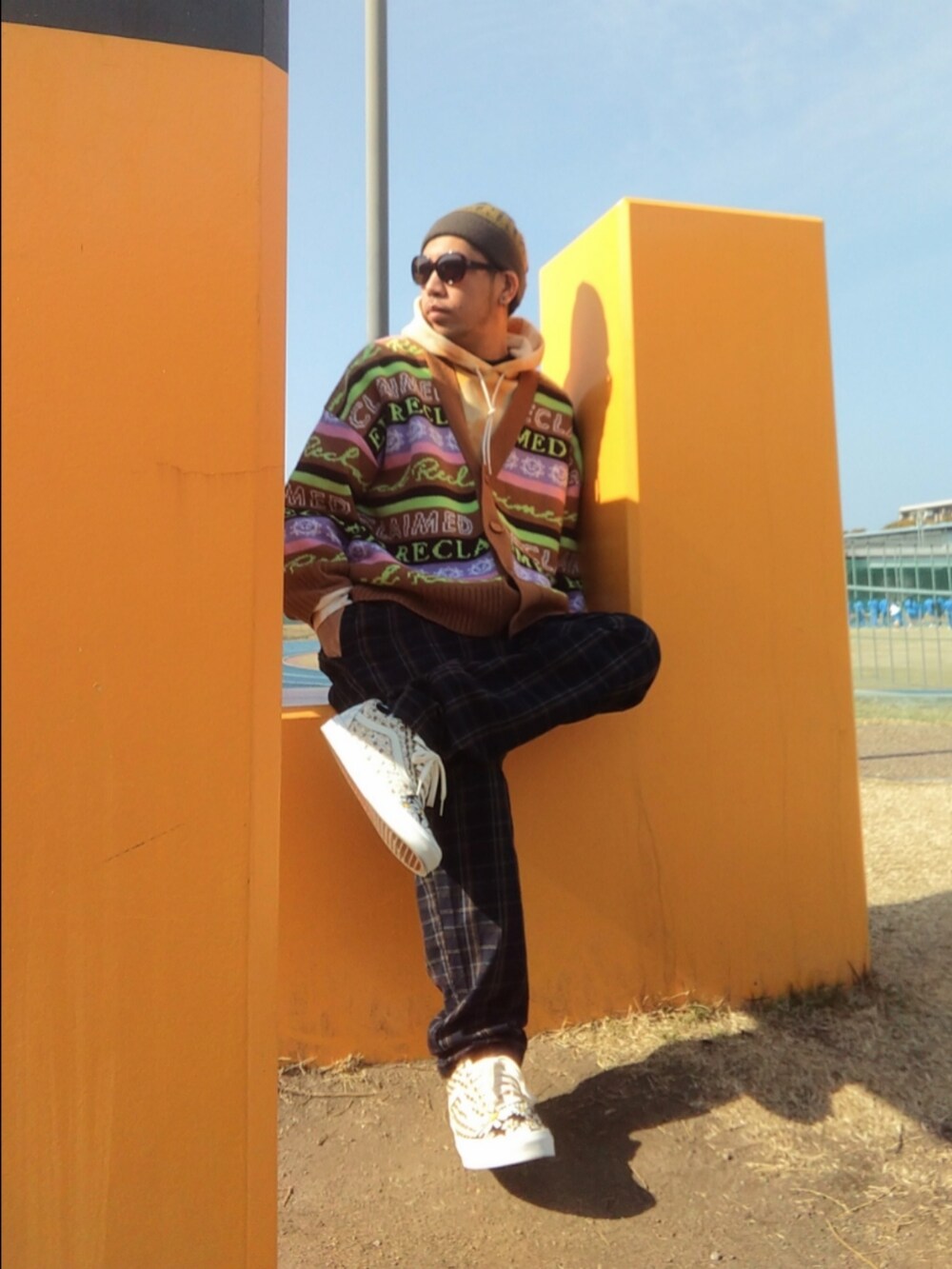 ブラウン系のカーディガン/ボレロ、その他のパーカー、その他のその他パンツを着用したメンズの冬コーディネートの3枚目の写真