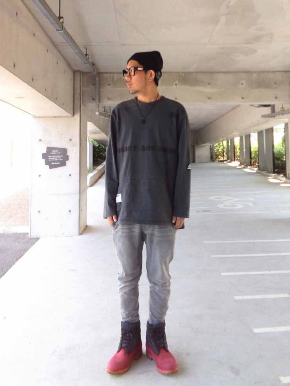 ブラック系のTシャツ/カットソー、グレー系のその他パンツ、レッド系のブーツを着用したメンズの夏コーディネートの2枚目の写真