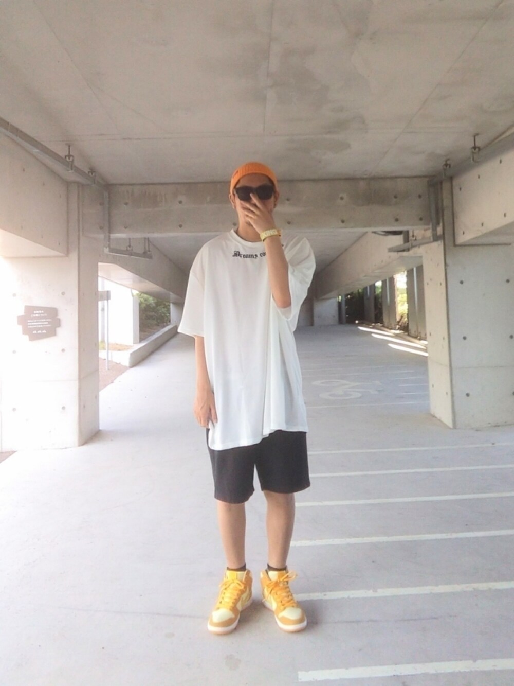 ホワイト系のTシャツ/カットソー、ブラック系のその他パンツ、イエロー系のスニーカーを着用したメンズの秋コーディネートの2枚目の写真