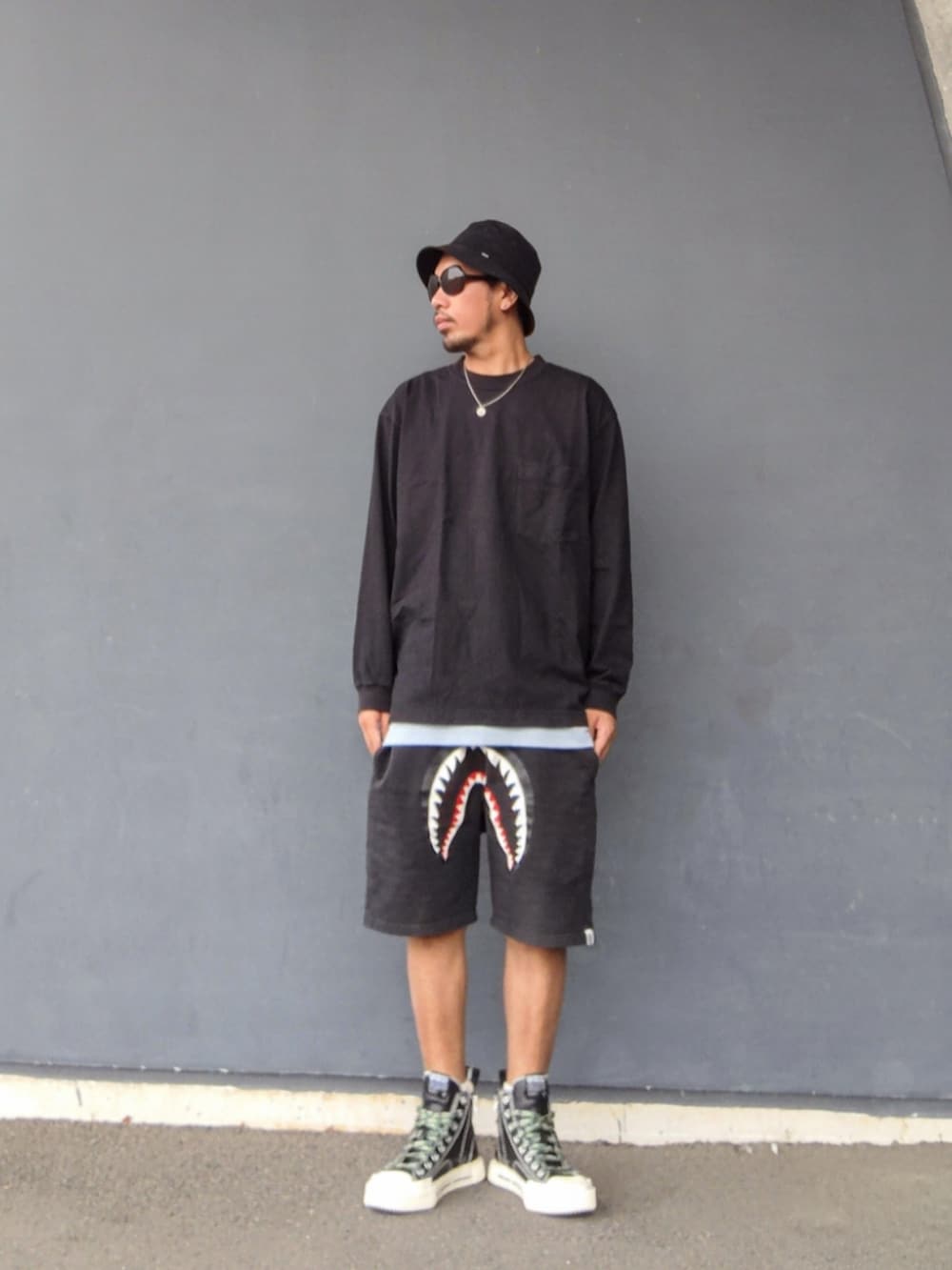 ブラック系のTシャツ/カットソー、ブルー系のタンクトップ、ブラック系のその他パンツを着用したメンズの秋コーディネートの2枚目の写真
