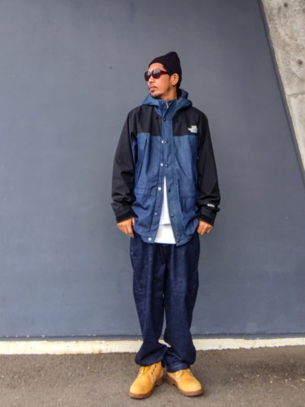 ブルー系のナイロンジャケット、ホワイト系のTシャツ/カットソー、ホワイト系のタンクトップを着用したメンズの冬コーディネートの2枚目の写真