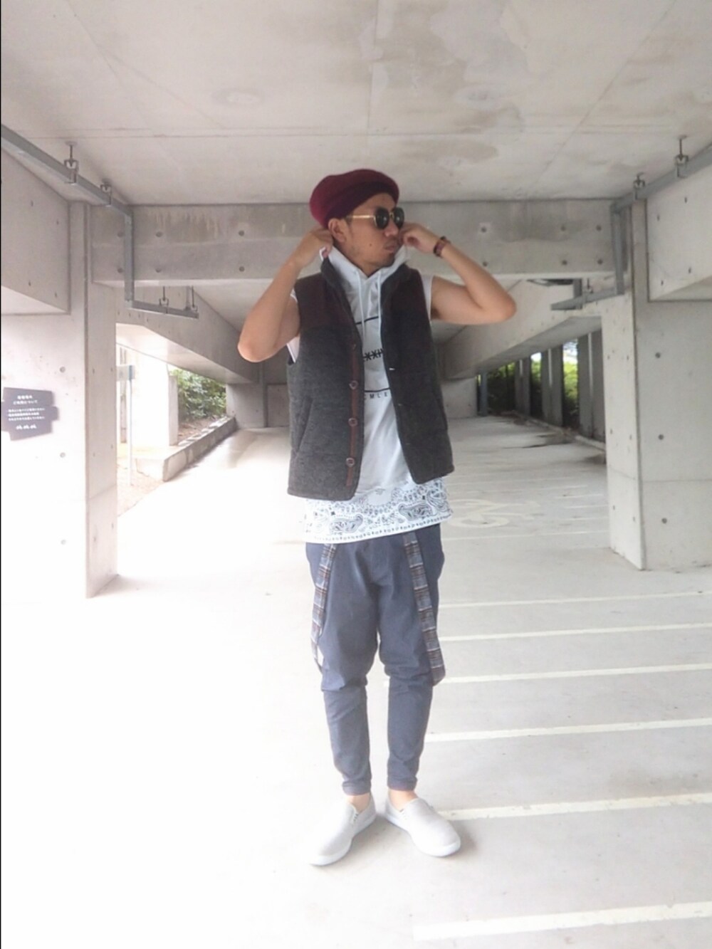 グレー系のベスト、ホワイト系のトップス、ブルー系のその他パンツを着用したメンズの夏コーディネートの2枚目の写真