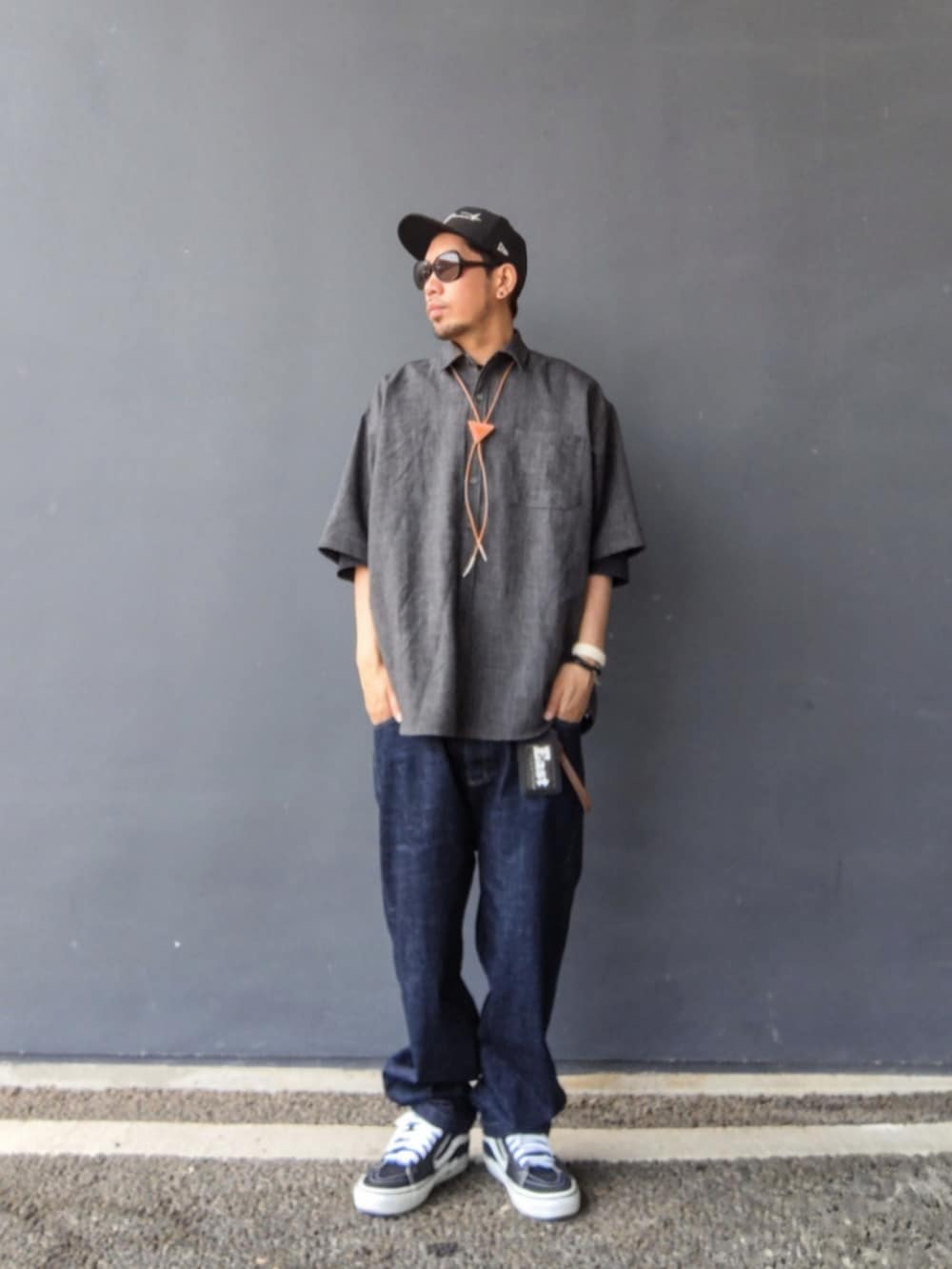 グレー系のシャツ/ブラウス、グレー系のTシャツ/カットソー、ブルー系のデニムパンツを着用したメンズの春コーディネートの2枚目の写真