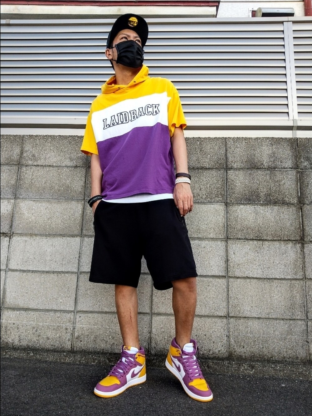 その他のTシャツ/カットソー、ブラック系のその他パンツ、イエロー系のスニーカーを着用したメンズの夏コーディネートの3枚目の写真