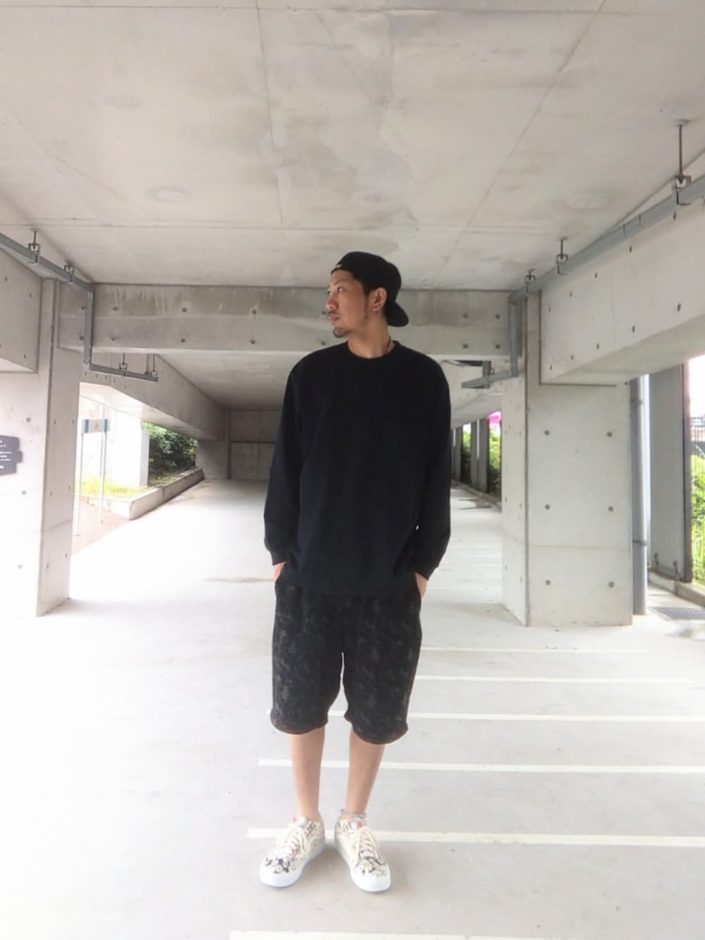 ブラック系のTシャツ/カットソー、ブラック系のパンツ、その他のスニーカーを着用したメンズの夏コーディネートの2枚目の写真