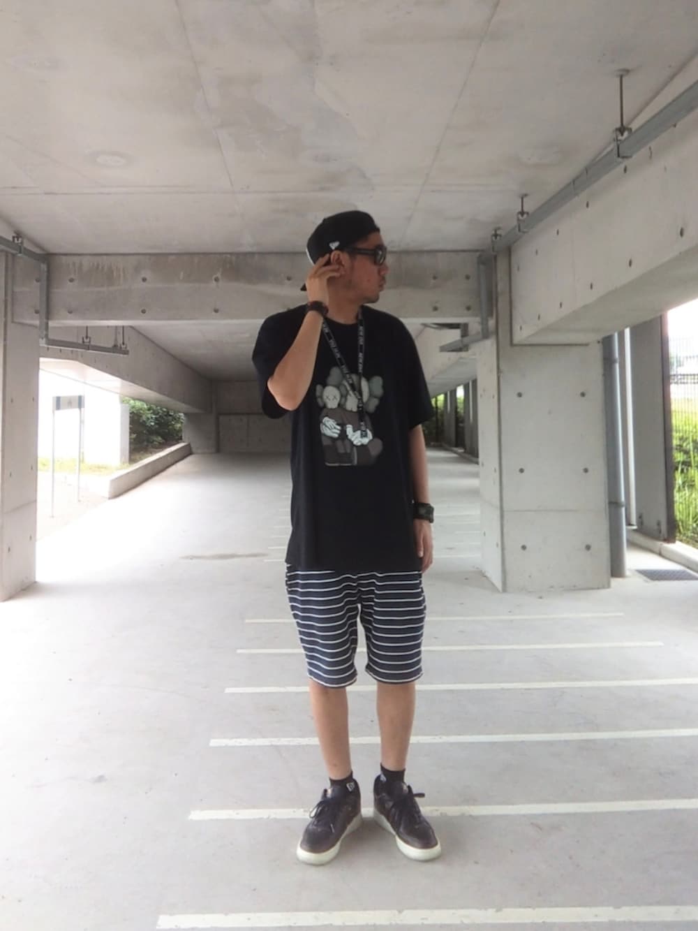 ブラック系のTシャツ/カットソー、その他のその他パンツ、ブラック系のスニーカーを着用したメンズの夏コーディネートの2枚目の写真