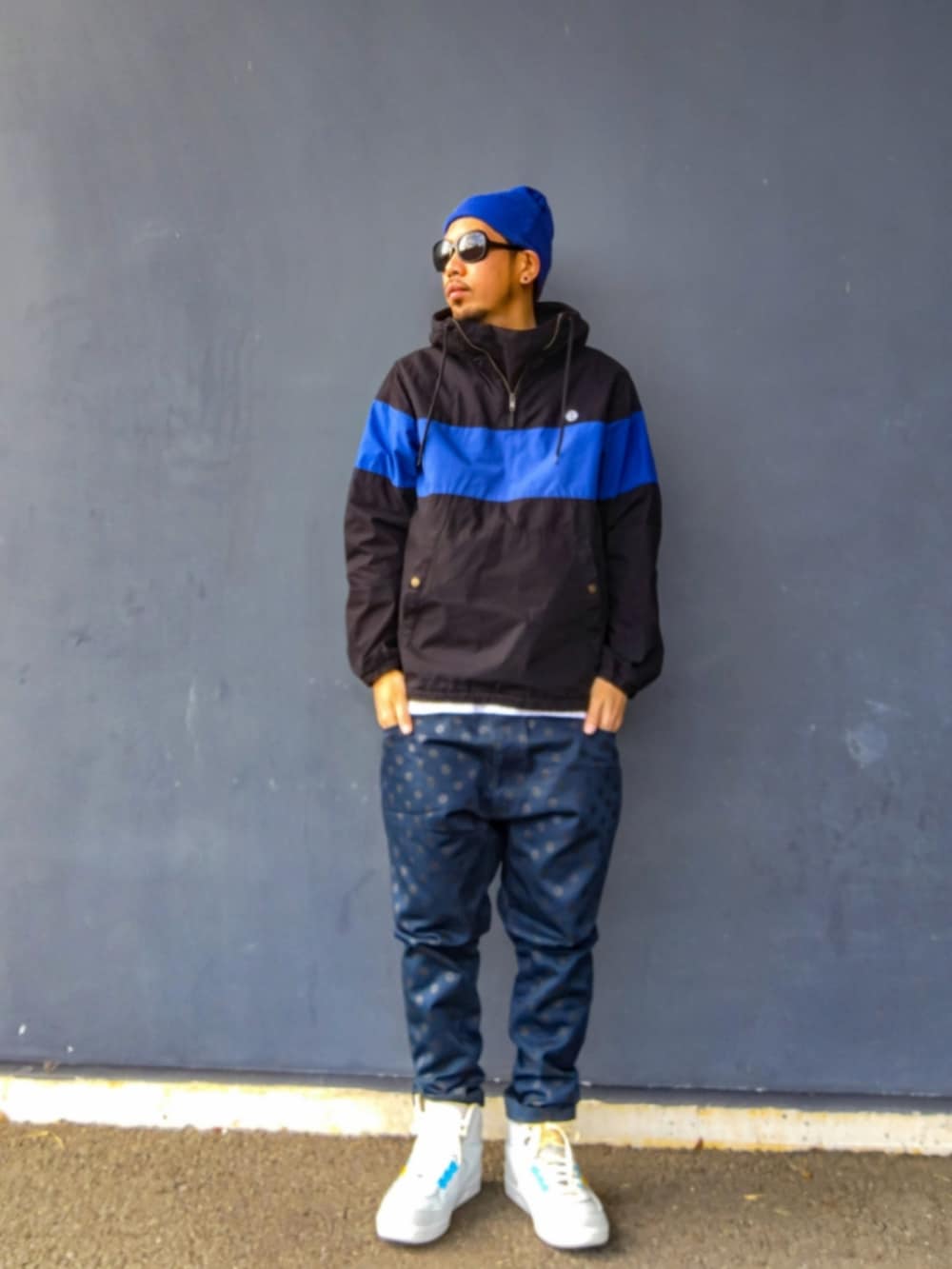 ブラック系のその他アウター、ブルー系のその他パンツ、グレー系のスニーカーを着用したメンズの冬コーディネートの3枚目の写真