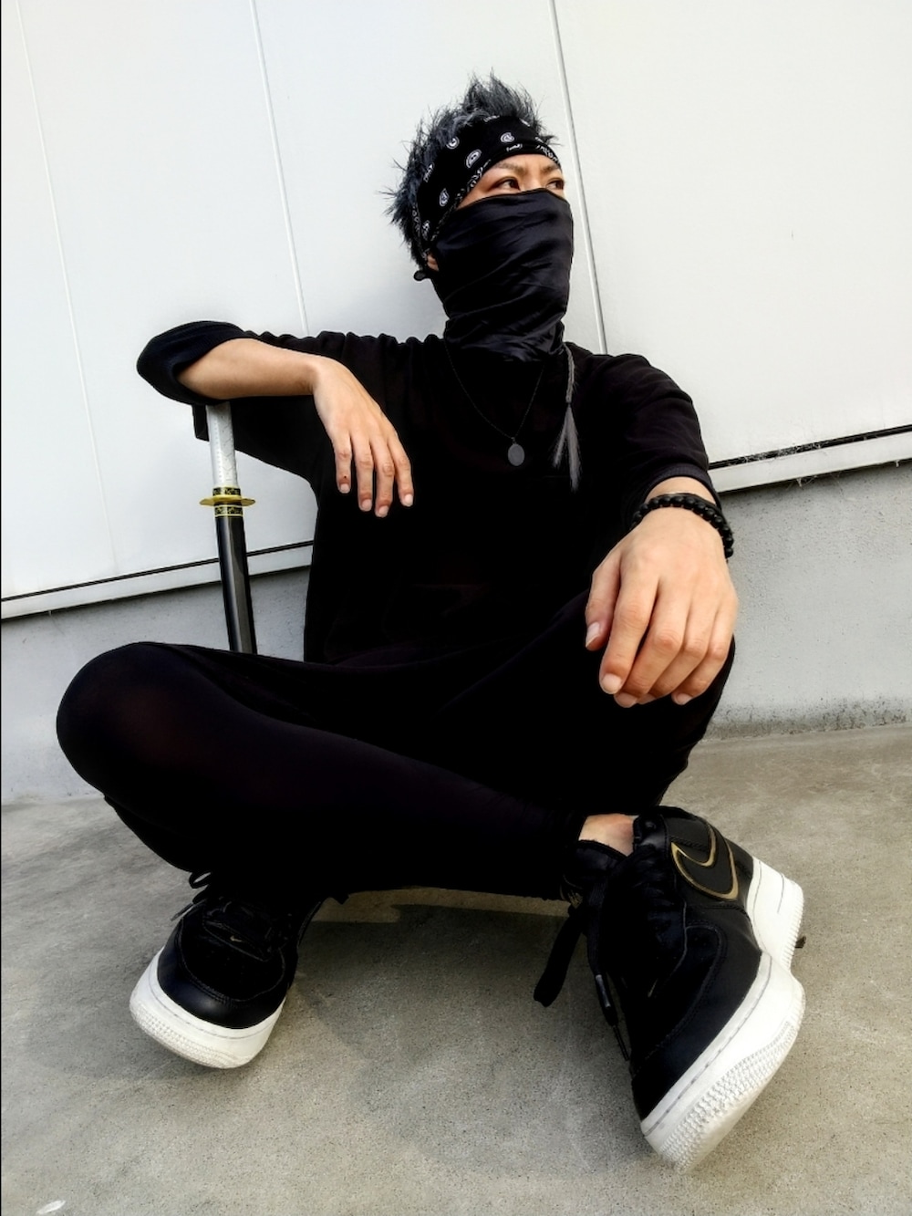 「忍者祭、黒コーデ、額当て、バンダナ、スパッツ、ナイキスニーカー、エアフォース1、辮髪、NARUTO、カカシ、チャクラ刀、イチャイチャパラダイス、全身黒コーデ、忍びスタイル、ストリート忍者」｜「額当てのアイテム（その他ヘアアクセサリー、ブラック系）」を使った、hasshi(ハッシー)さん（メンズ・172cm）の夏コーディネートの2枚目の写真