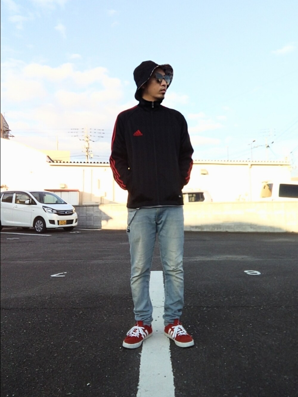 「バケットハット、adidas、スニーカー、赤、黒、ジースター・ロゥ(G-STAR RAW)、デニム、ウォレットチェーン、ストリート、オールドスクール、ソウルジェム、魔法少女まどか☆マギカ」｜「adidasのアイテム（ジャージ、ブラック系）」を使った、hasshi(ハッシー)さん（メンズ・172cm）の冬コーディネートの2枚目の写真