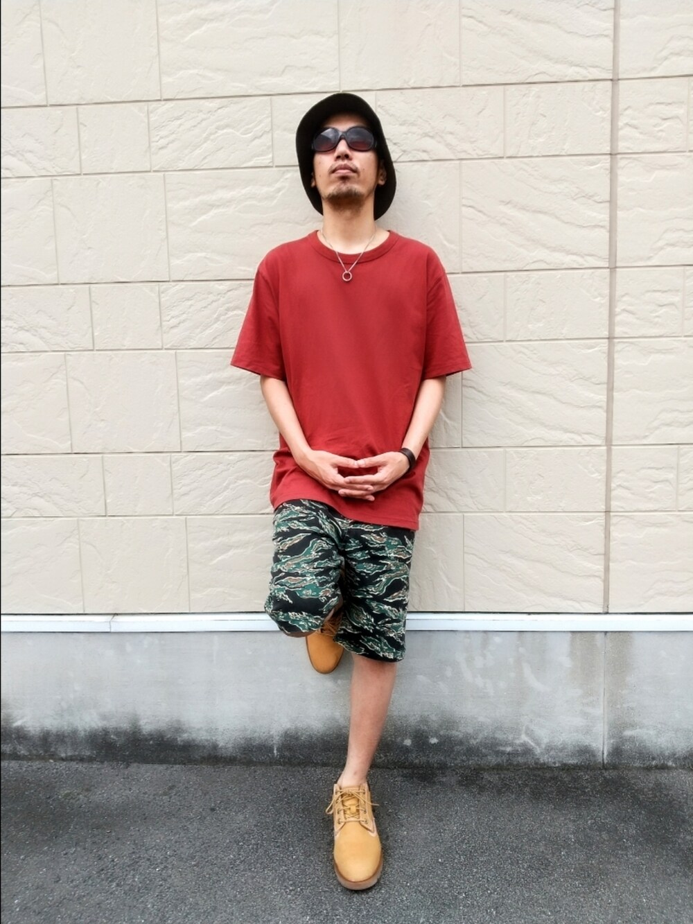 ブラウン系のTシャツ/カットソー、その他のパンツ、イエロー系のブーツを着用したメンズの夏コーディネートの2枚目の写真