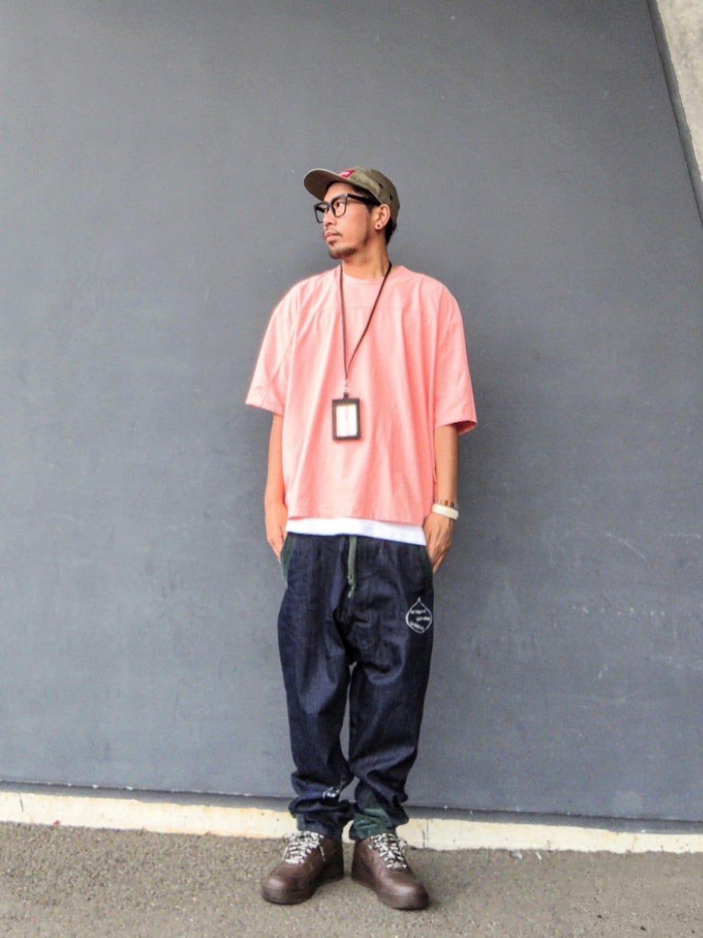 ピンク系のTシャツ/カットソー、ホワイト系のタンクトップ、ブルー系のデニムパンツを着用したメンズの秋コーディネートの2枚目の写真