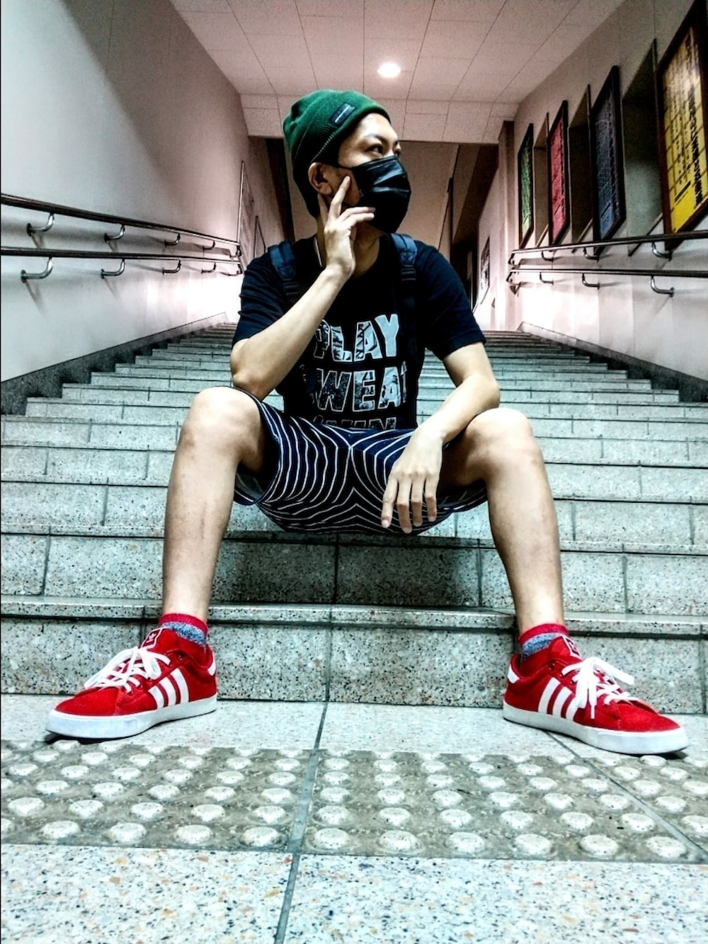 ブラック系のTシャツ/カットソー、ブラック系のバックパック/リュック、その他のその他パンツを着用したメンズの夏コーディネートの2枚目の写真