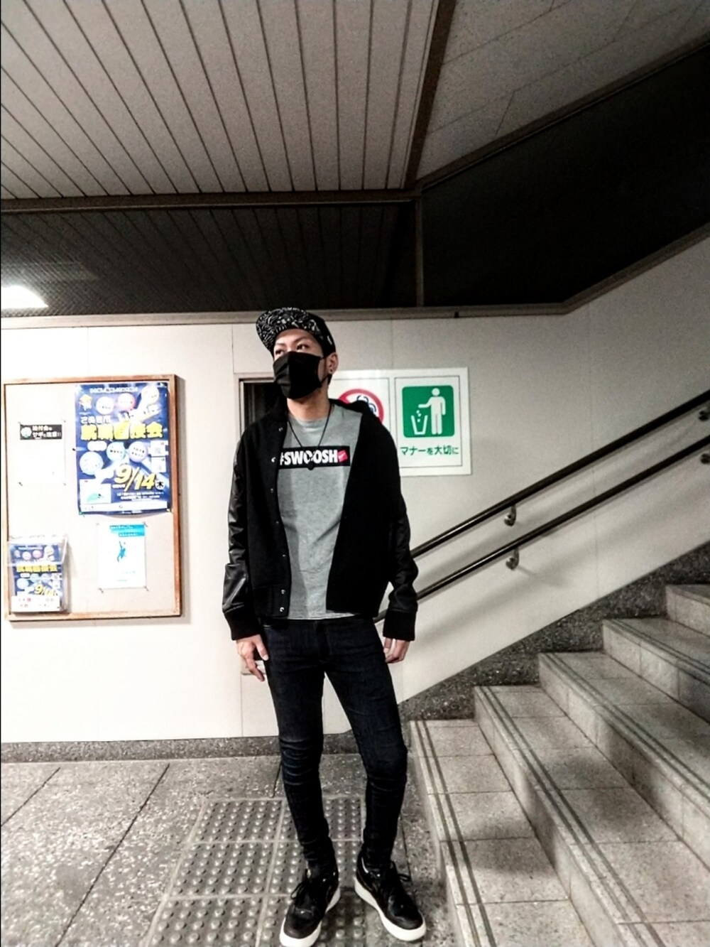 ブラック系のスタジャン、グレー系のTシャツ/カットソー、ブルー系のデニムパンツを着用したメンズの秋コーディネートの2枚目の写真