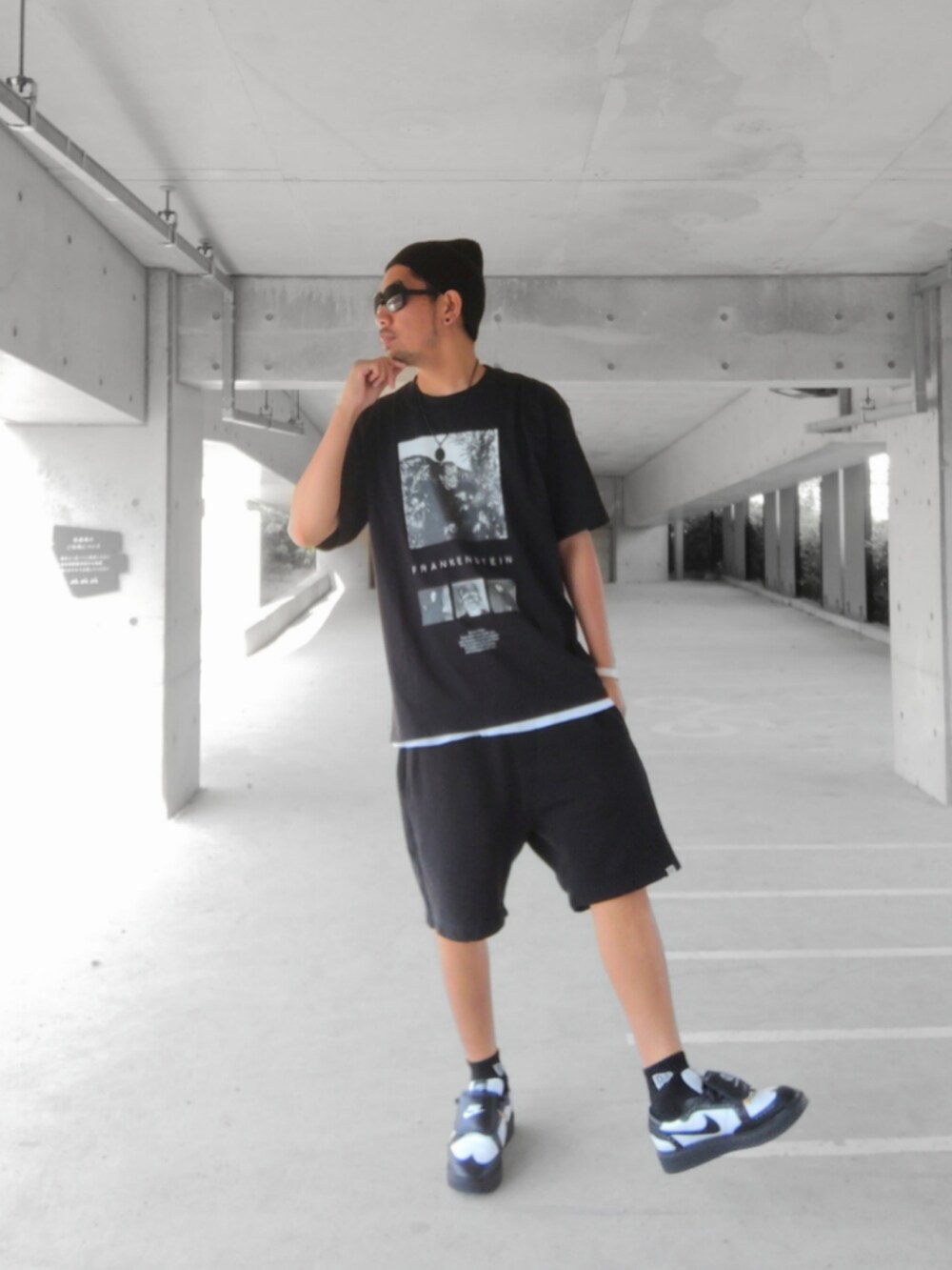 ブラック系のTシャツ/カットソー、ホワイト系のタンクトップ、ブラック系のその他パンツを着用したメンズの秋コーディネートの2枚目の写真