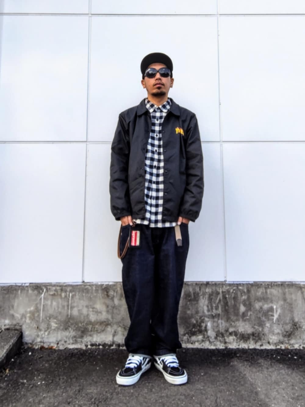 ブラック系のナイロンジャケット、その他のシャツ/ブラウス、ブルー系のデニムパンツを着用したメンズの冬コーディネートの2枚目の写真