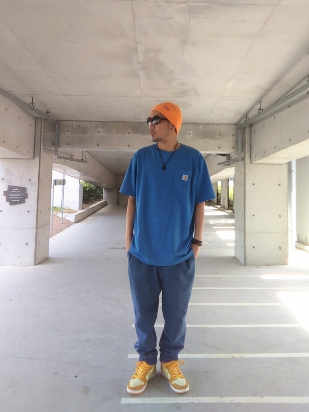 ブルー系のTシャツ/カットソー、ブルー系のデニムパンツ、イエロー系のスニーカーを着用したメンズの秋コーディネートの3枚目の写真