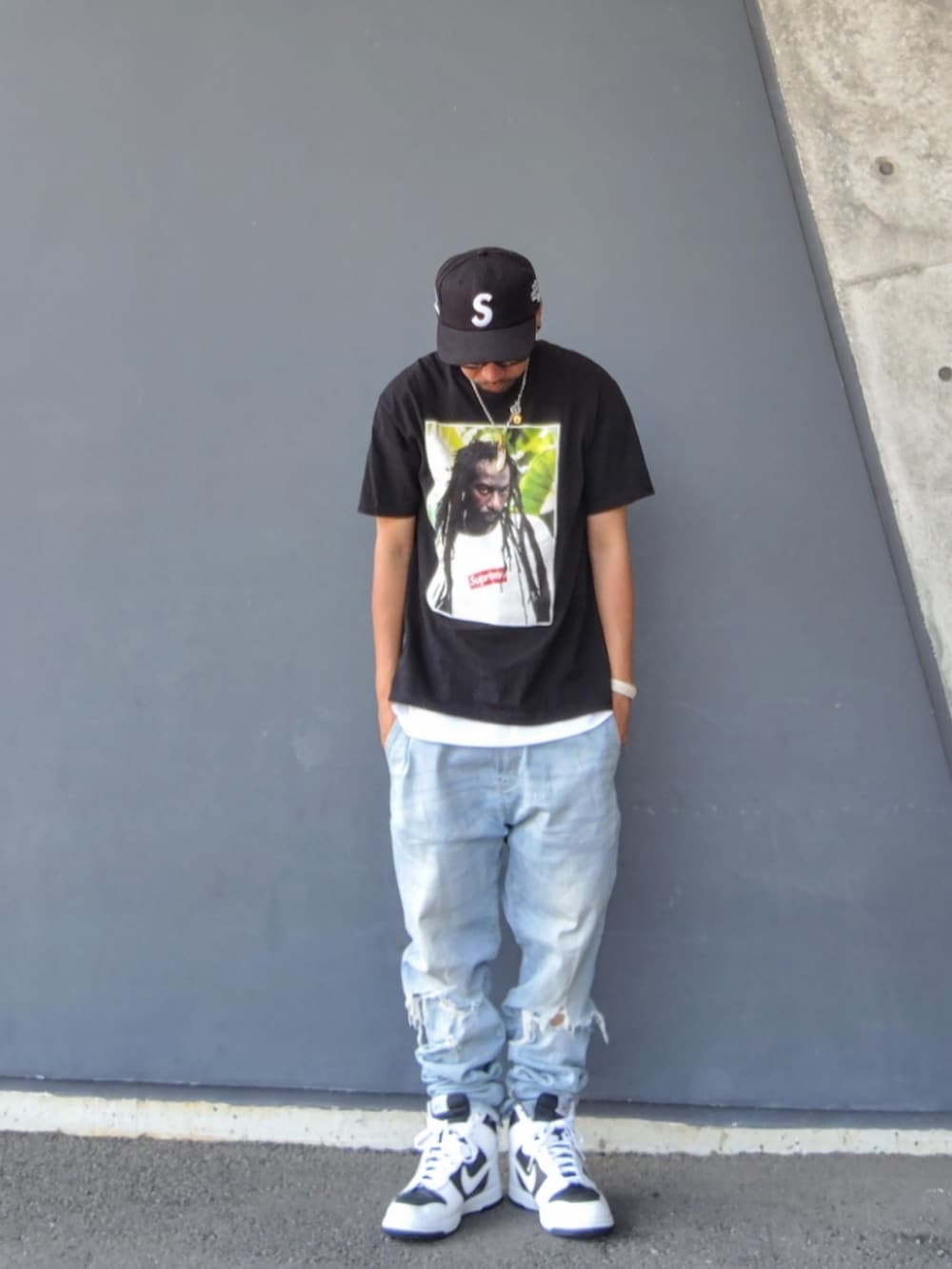ブラック系のTシャツ/カットソー、ホワイト系のタンクトップ、ブルー系のデニムパンツを着用したメンズの夏コーディネートの3枚目の写真