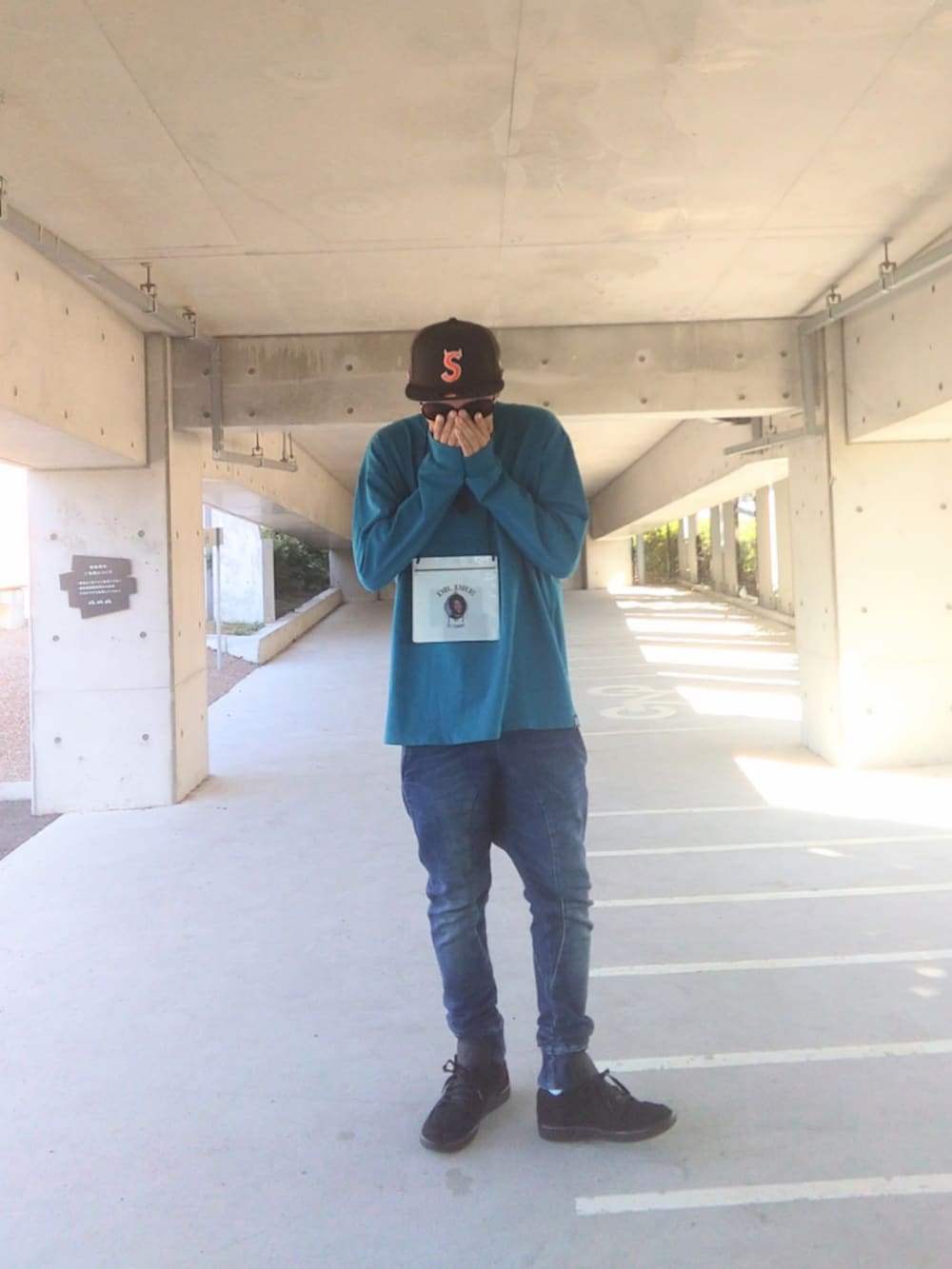 ブルー系のトップス、ブルー系のパンツ、ブラック系のスニーカーを着用したメンズの秋コーディネートの3枚目の写真