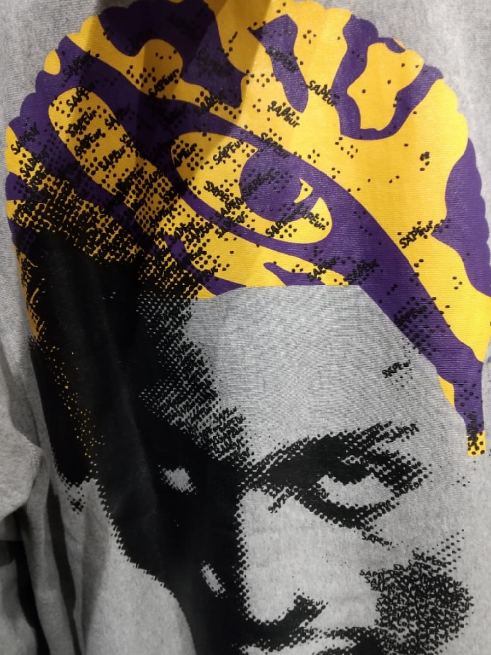 グレー系のパーカー、グレー系のその他パンツ、イエロー系のスニーカーを着用したメンズの冬コーディネートの3枚目の写真