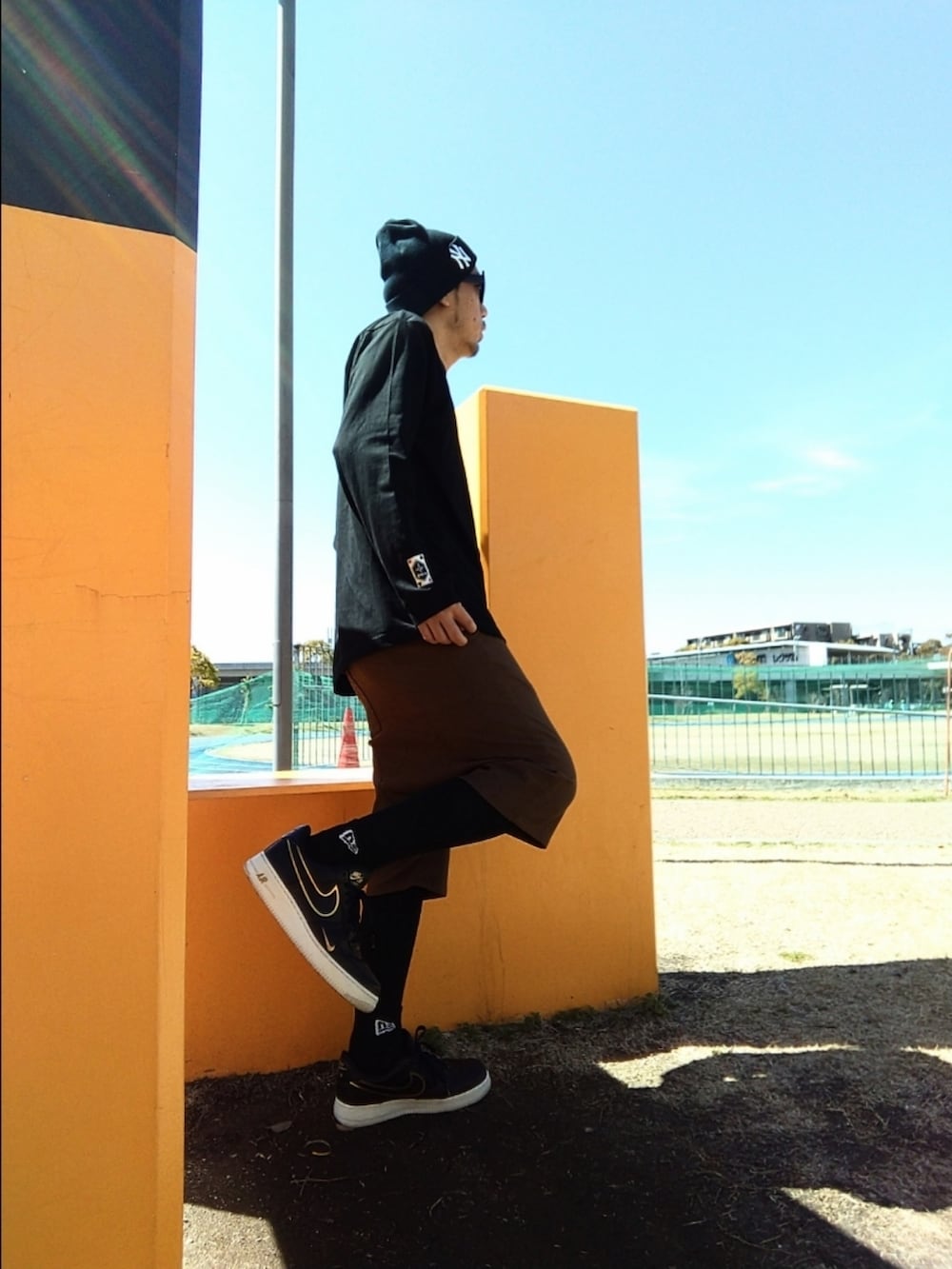 「春のNewスタイル、ストリート、GMTB、NEW ERA、ニット帽、ネックストラップ、ラスティックダイム、サルエルショーツ、レギンス、スニーカー、NIKE、エアフォースワン、黒、不思議の国のアリスフェス、靴下オタク」｜「GMTBのアイテム（Tシャツ/カットソー、ブラック系）」を使った、hasshi(ハッシー)さん（メンズ・172cm）の春コーディネートの2枚目の写真